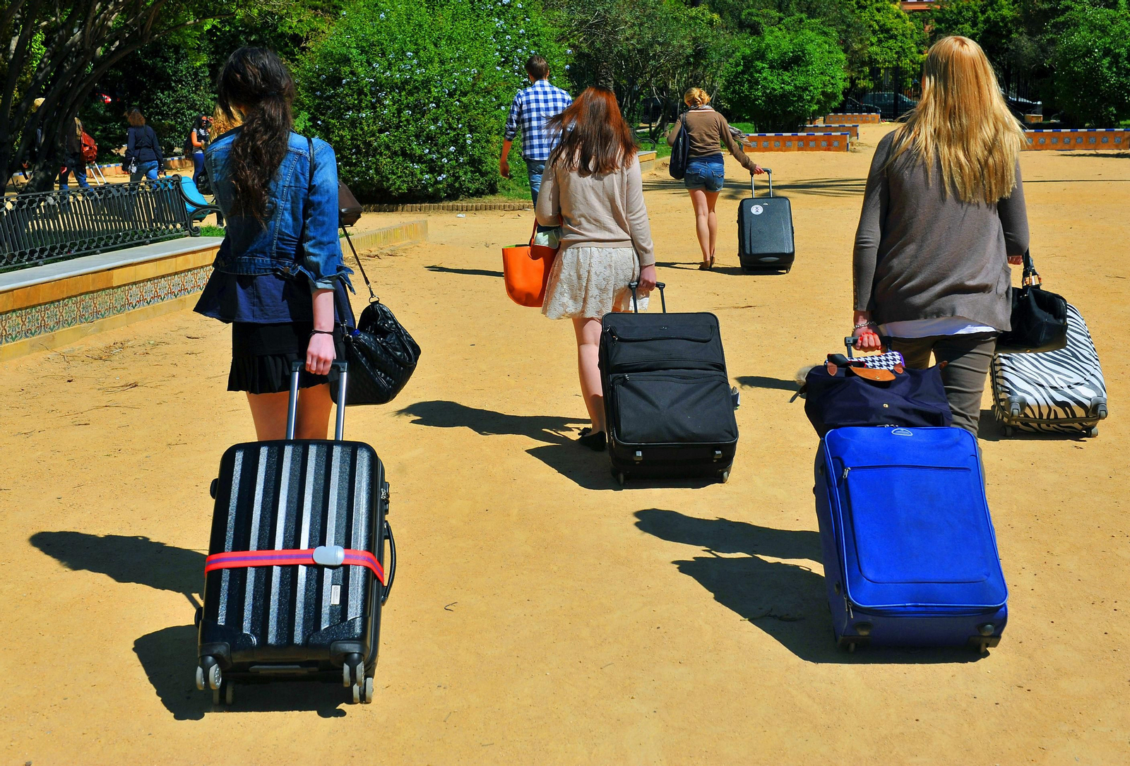 Turistas se desplazan con sus maletas por Sevilla.