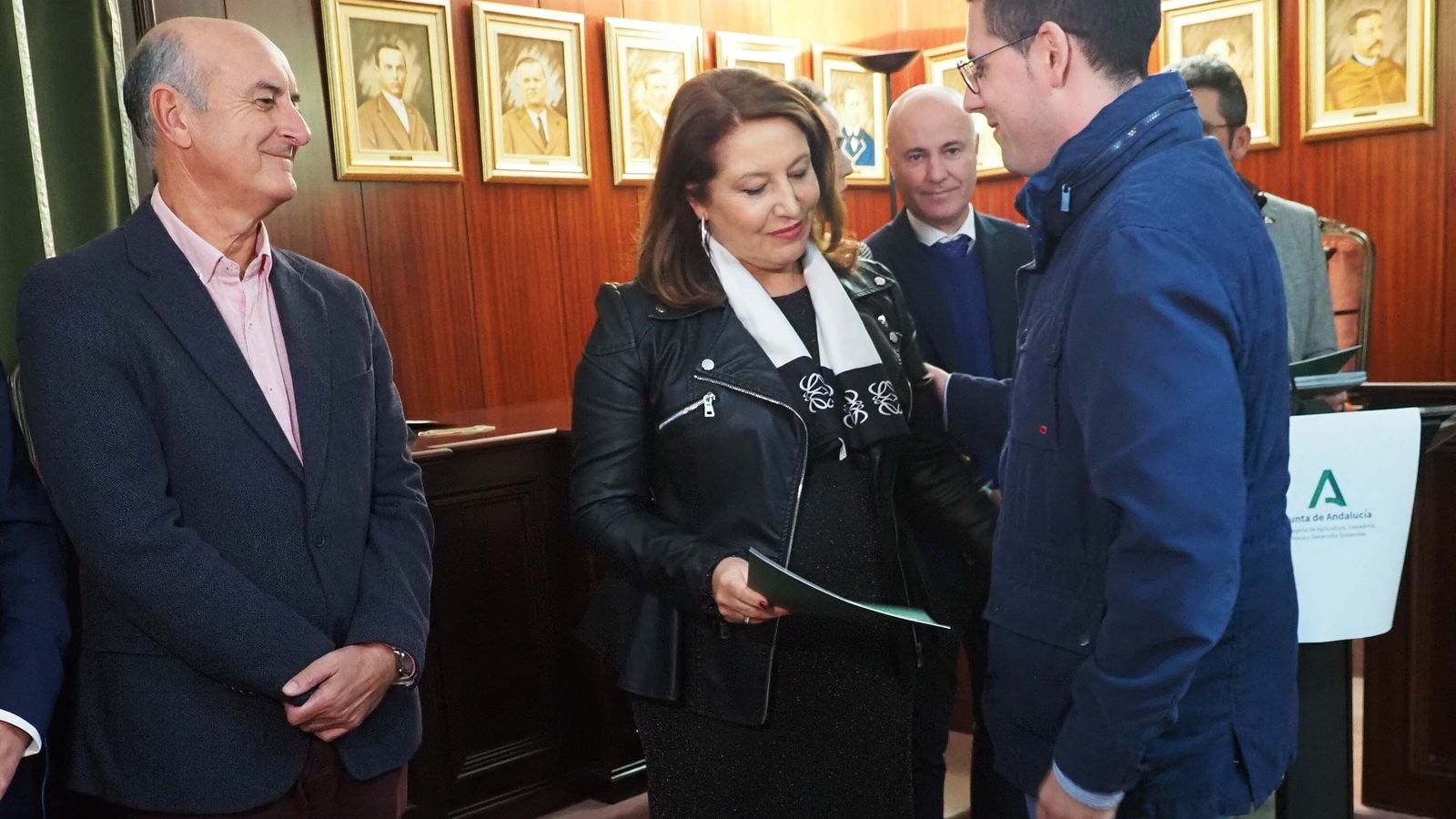 La consejera entrega una de las resoluciones