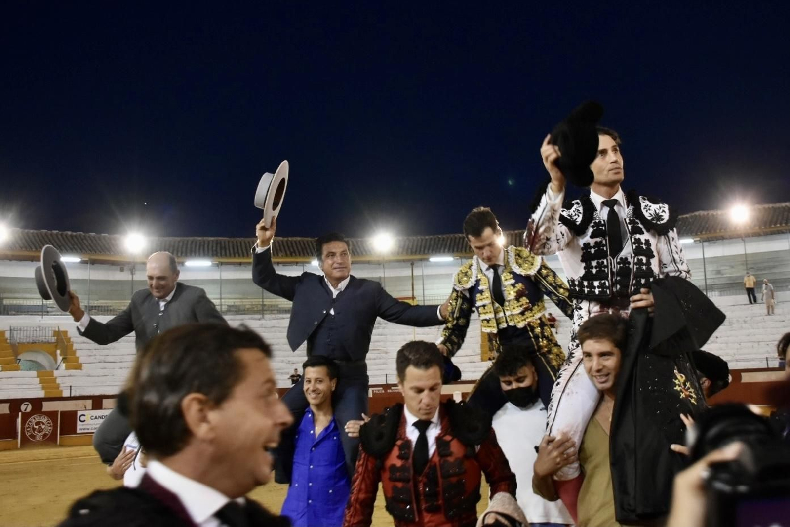 Salida a hombros de los toreros y los mayorales.