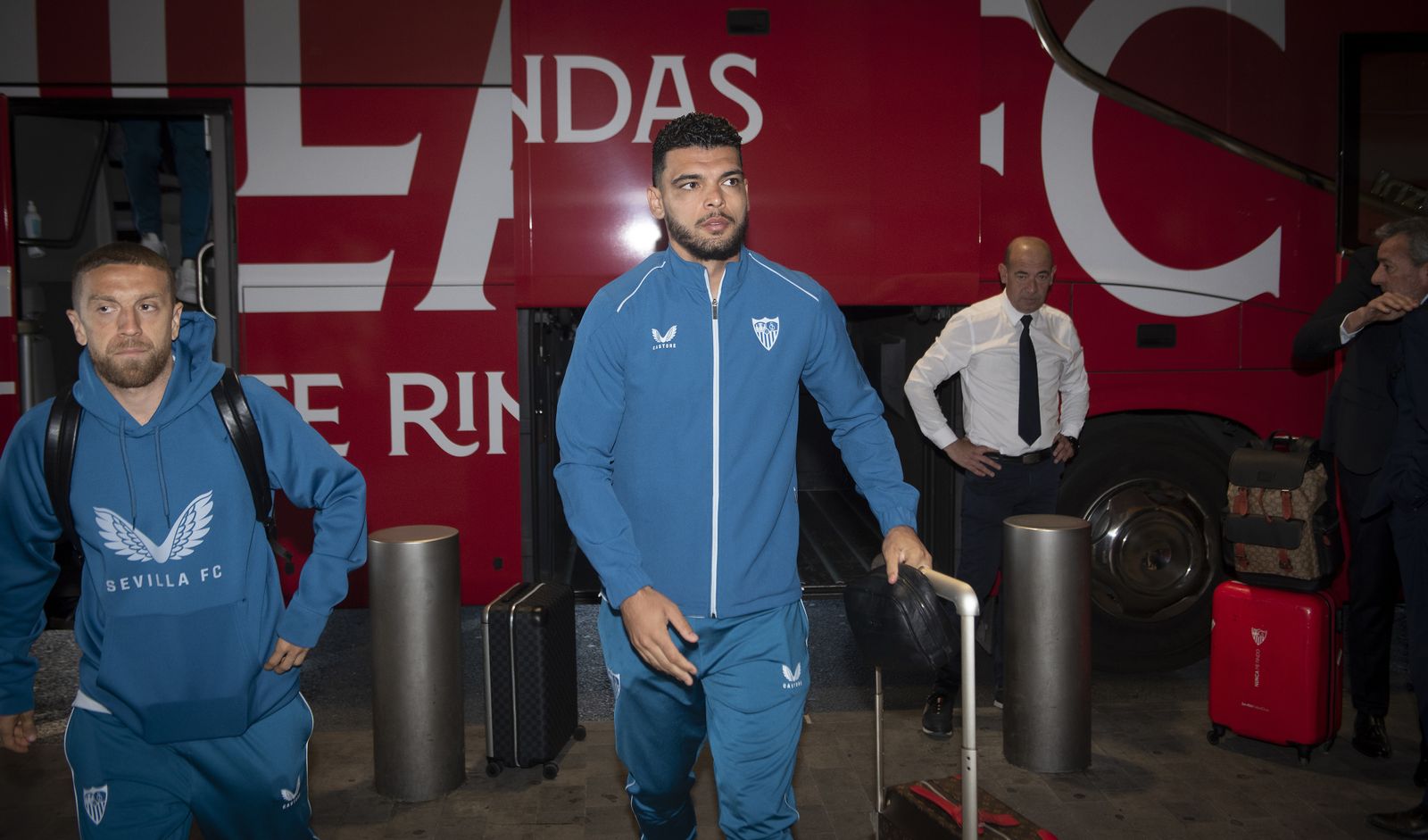 La salida del Sevilla hacia Mánchester, en imágenes