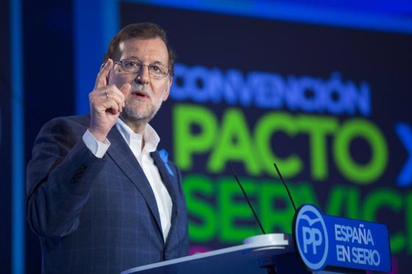Rajoy plantea que la jornada laboral acabe a las 18:00 y cambiar la hora
