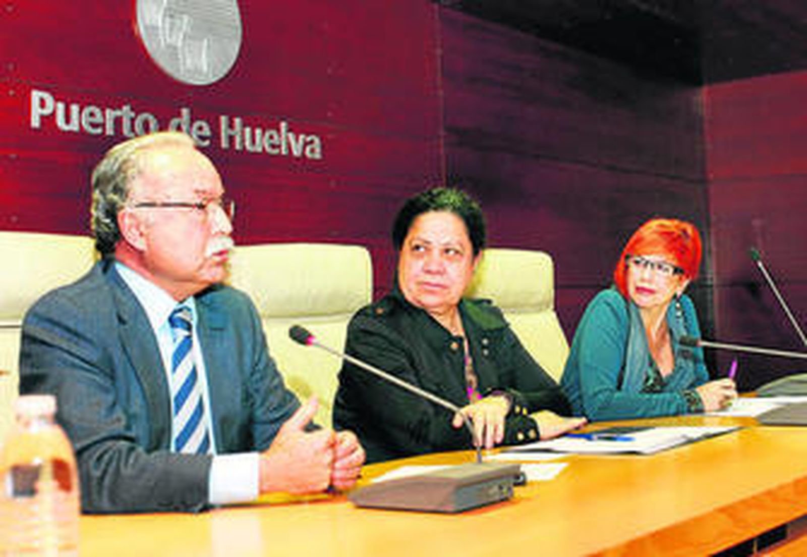 Manuel Morón, Manuela de Paz y Francisca Pleguezuelos, ayer en las Cocheras del Puerto.