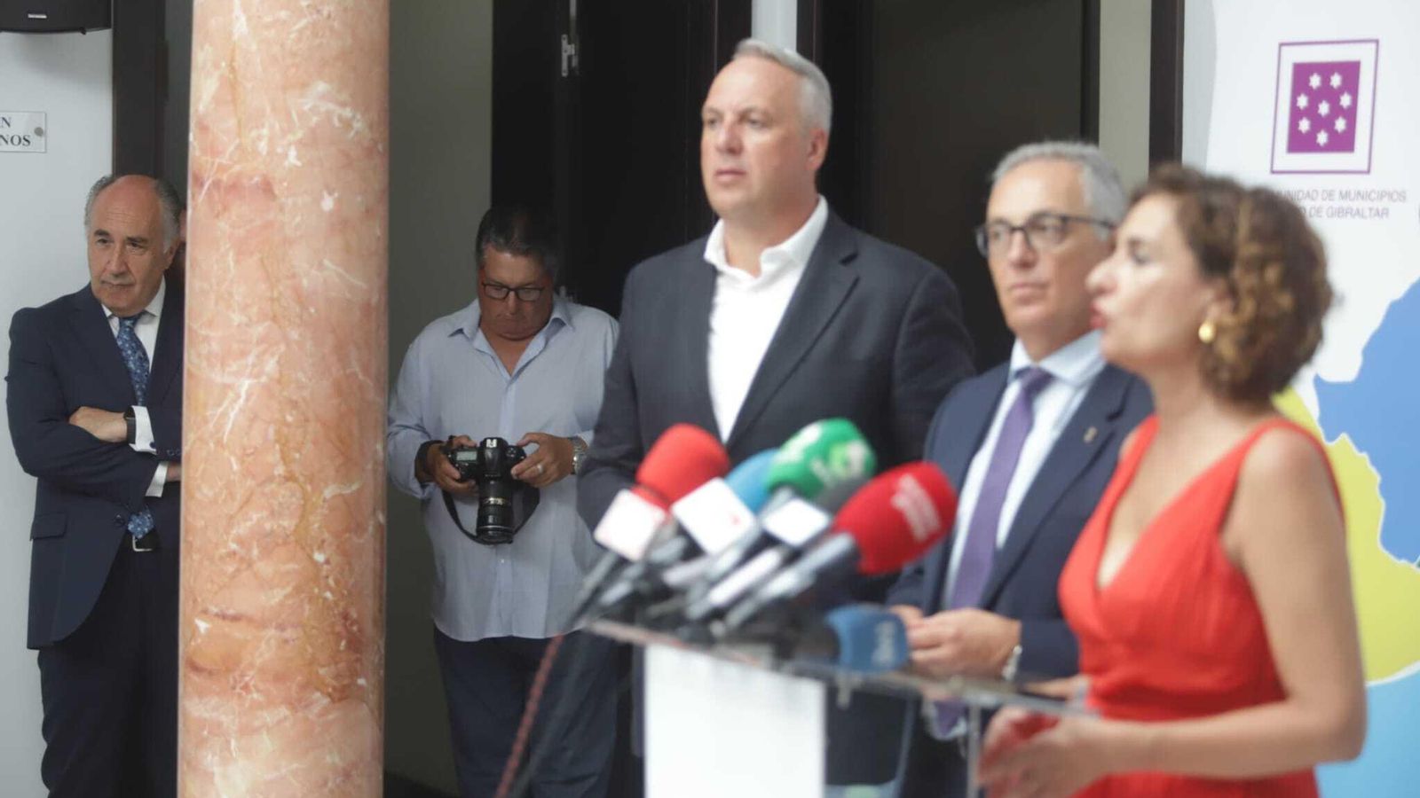 Landaluce, en segundo plano, durante la rueda de prensa de la ministra de Hacienda