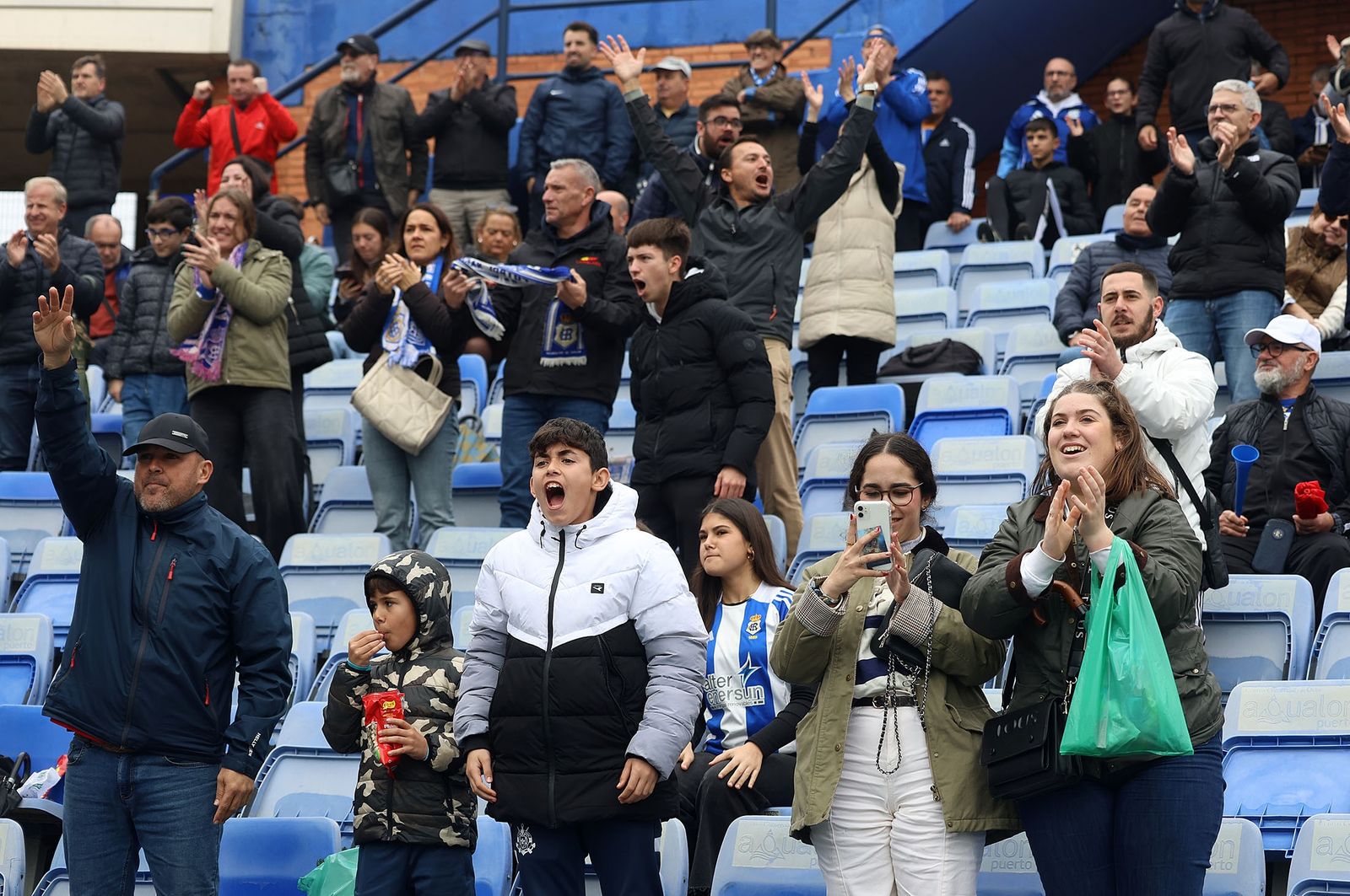 Varios aficionados celebran el gol de Aitor García.