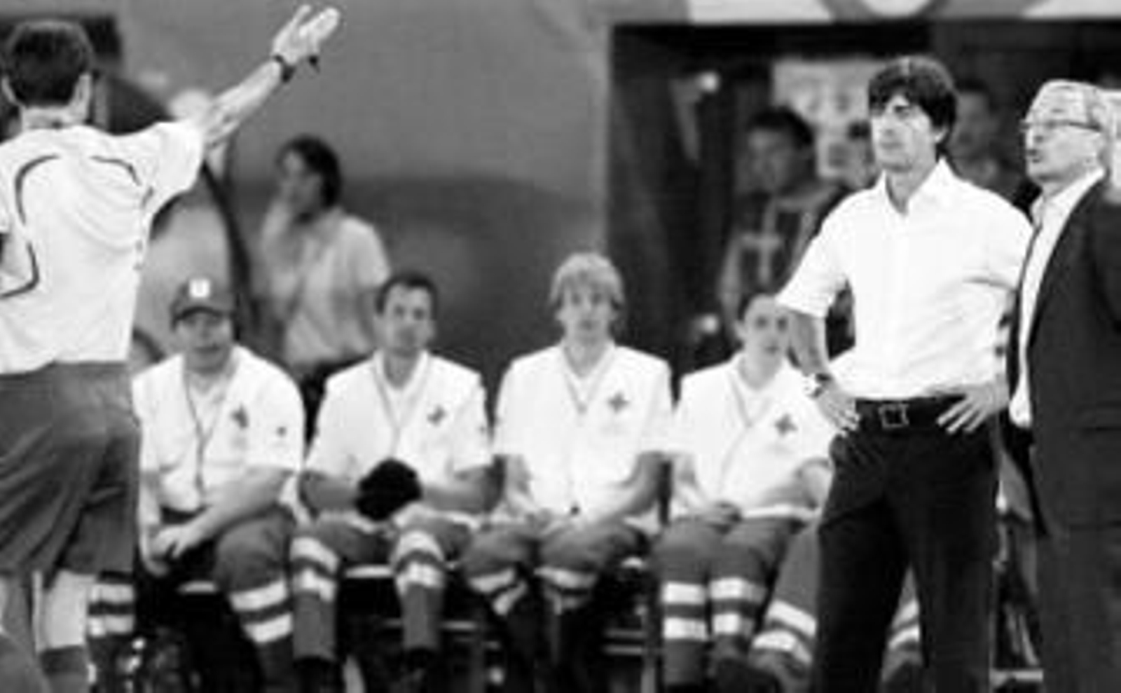 Mejuto expulsa a Löw y Hickersberger.