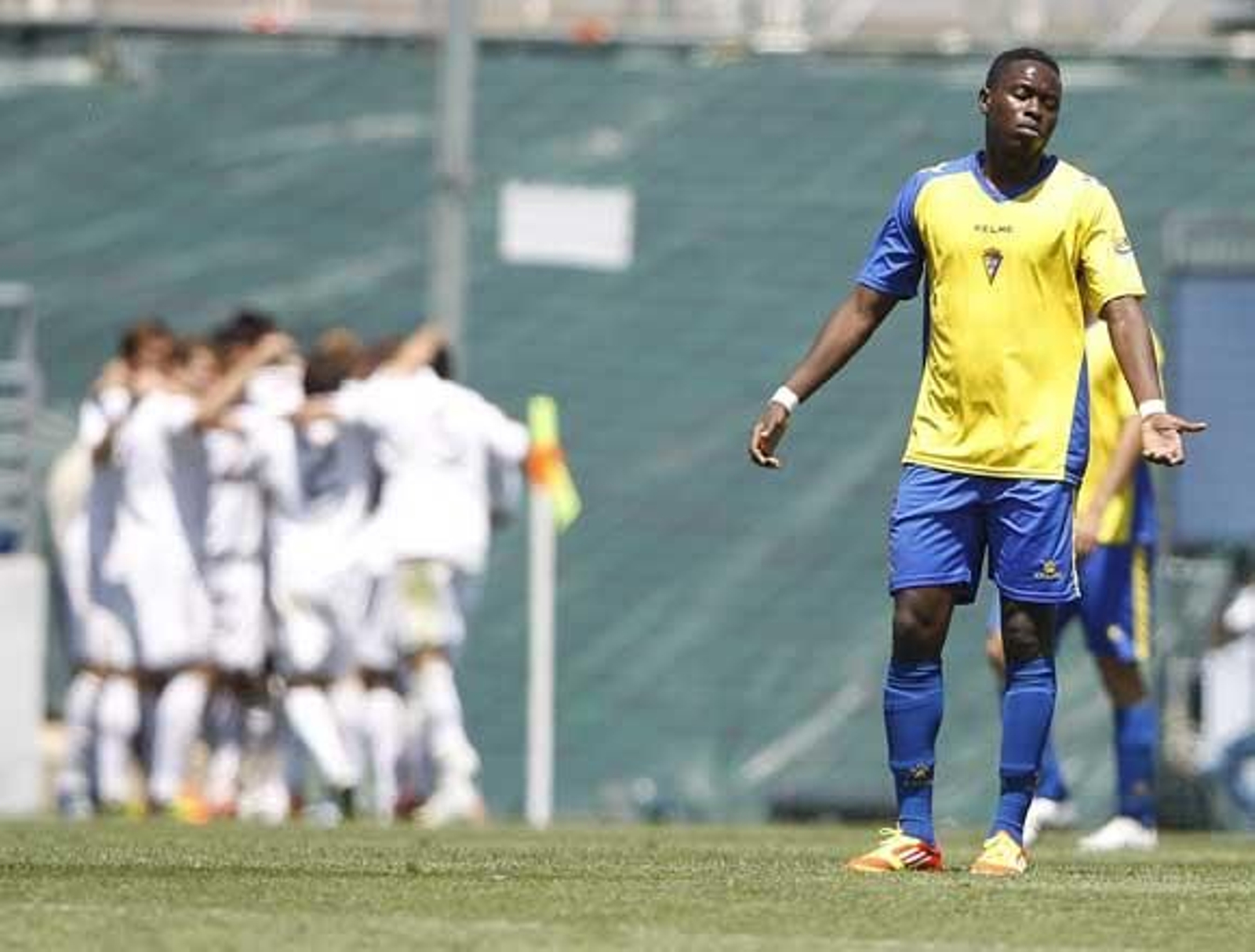 Moke, que había salido por Yuste, se lamenta mientras los jugadores del Castilla, al fondo, celebran el 4-1. /LOF