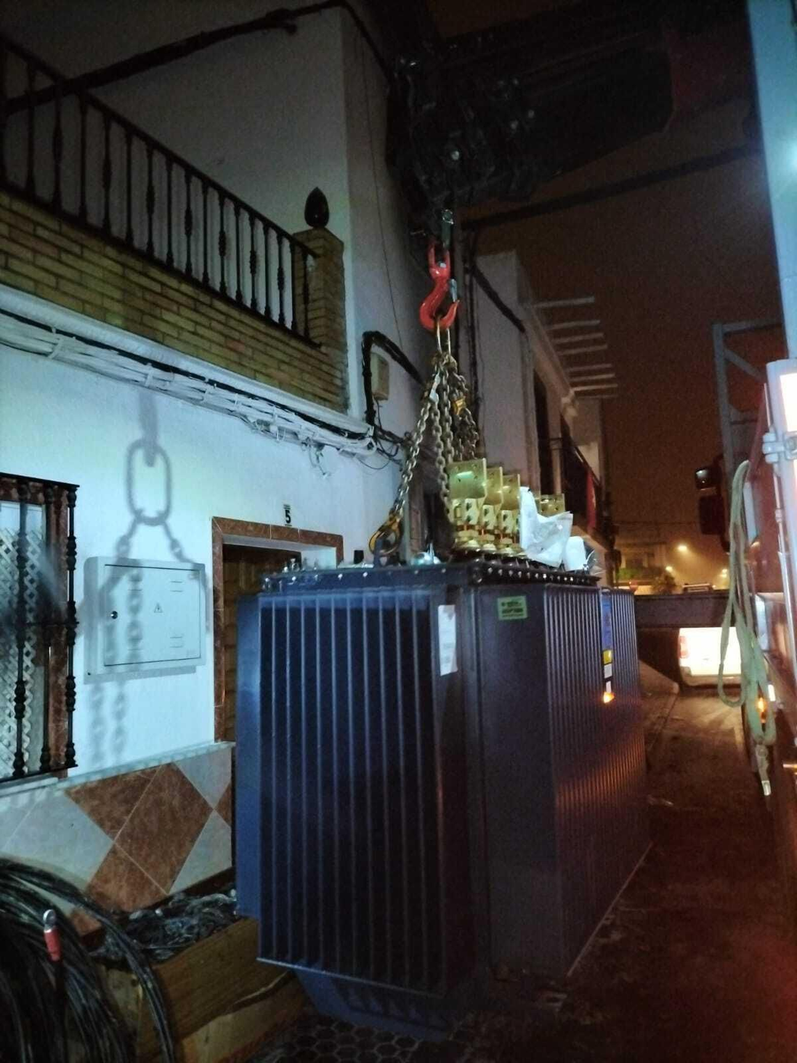 Los trabajos de instalación del nuevo transformador.