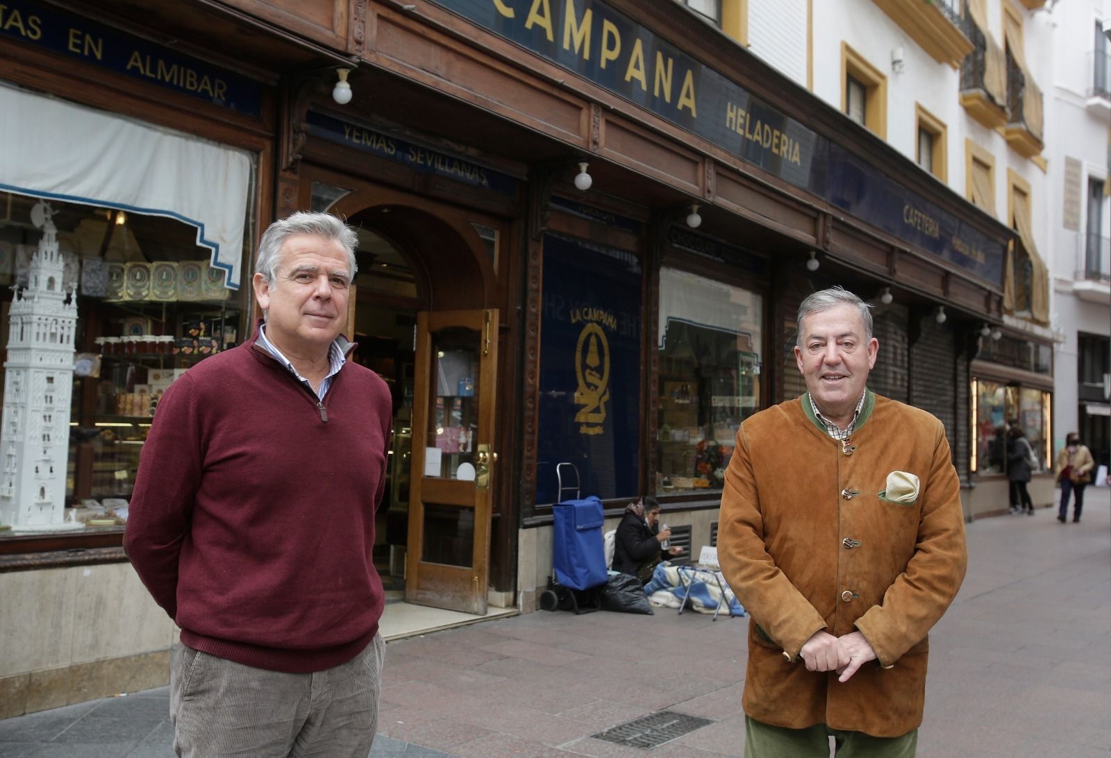 Borja Hernández, izquierda, y José Ignacio Bidón, junto a la confitería La Campana (fundada en 1885).