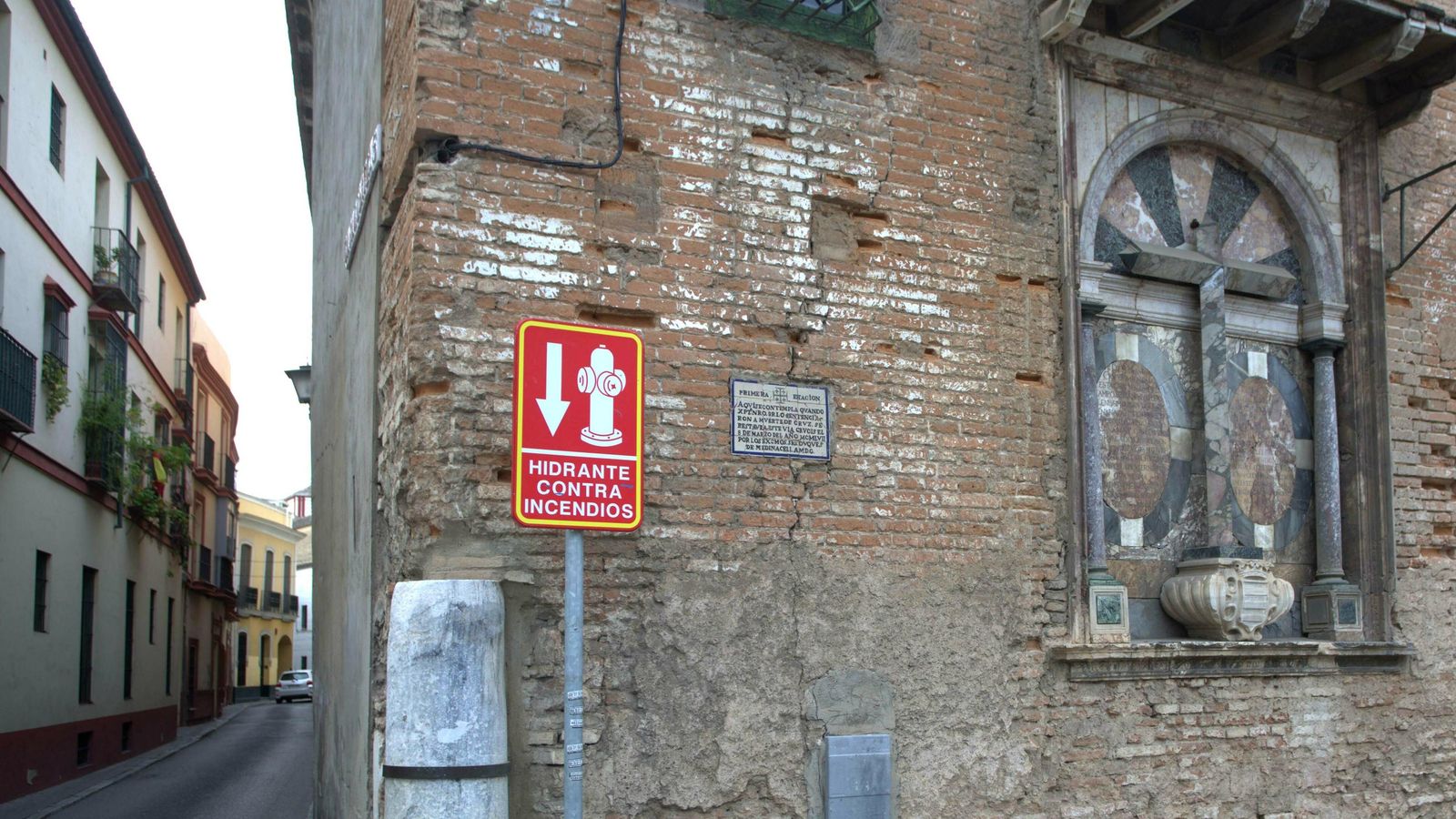 El azulejo que indica la primera estación del vía crucis en la Plaza de Pilatos.