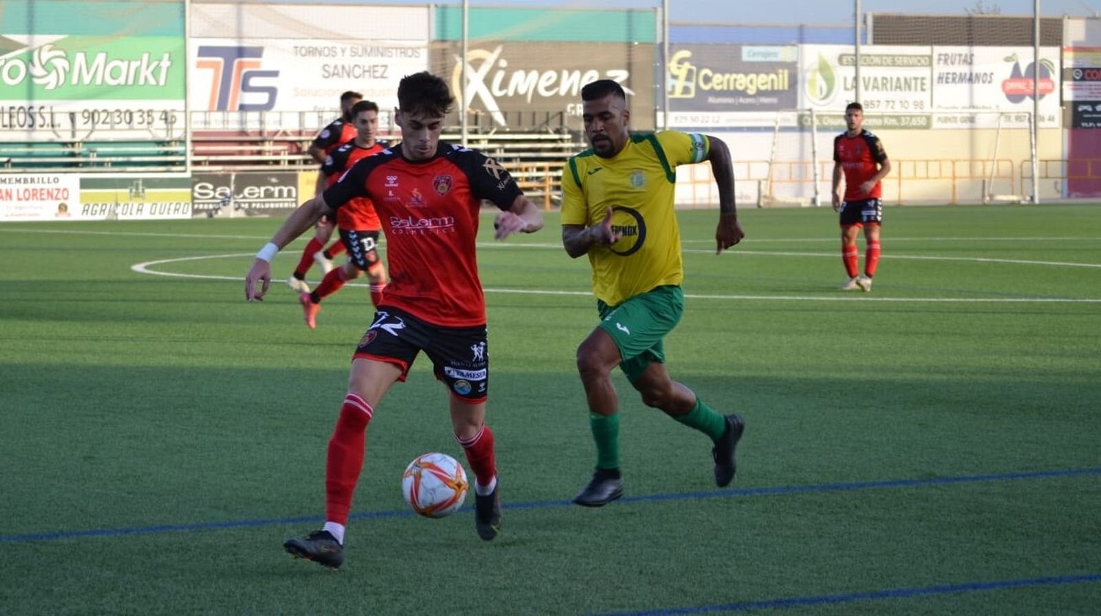 Pedro Morillo conduce el balón ante la presión de un jugador de Los Barrios.