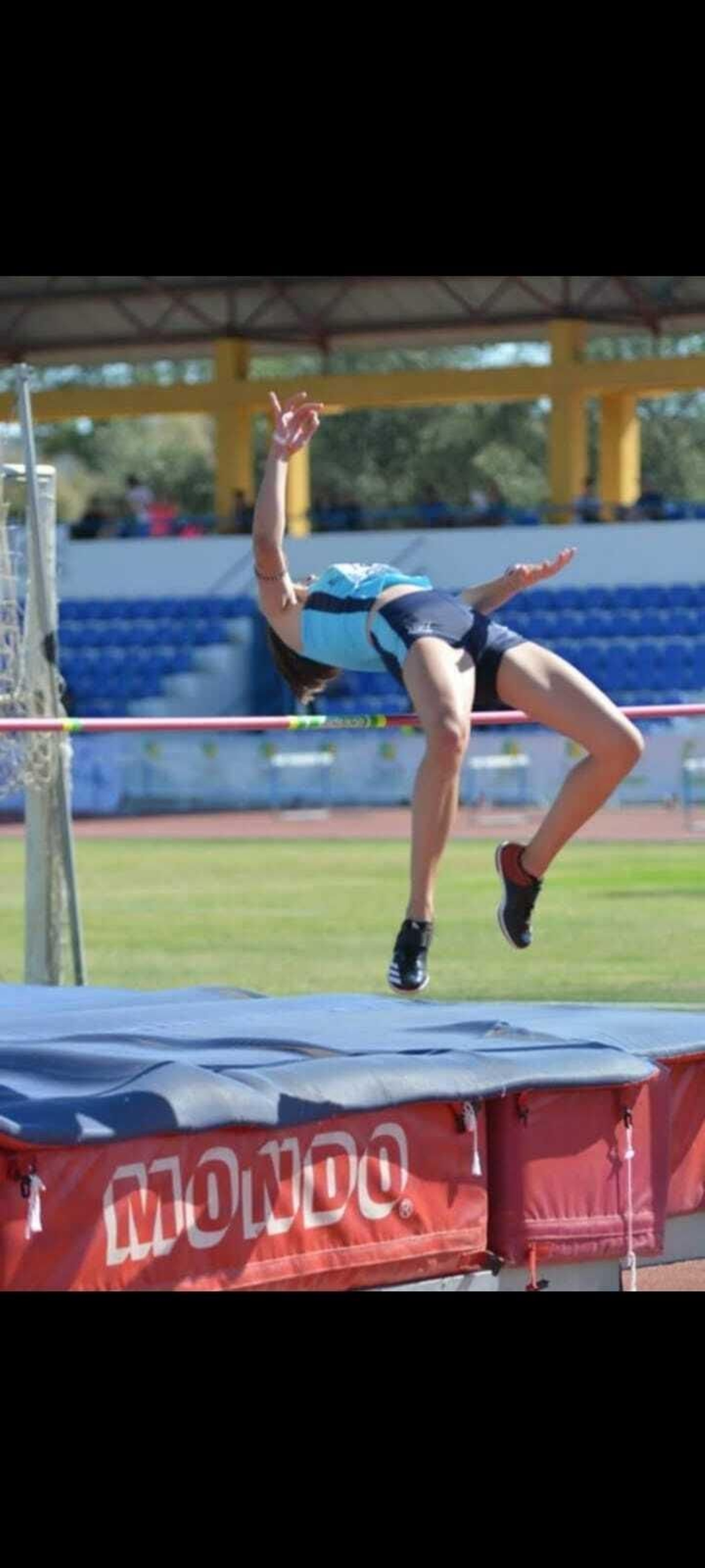 La mojonera, en un salto de altura.