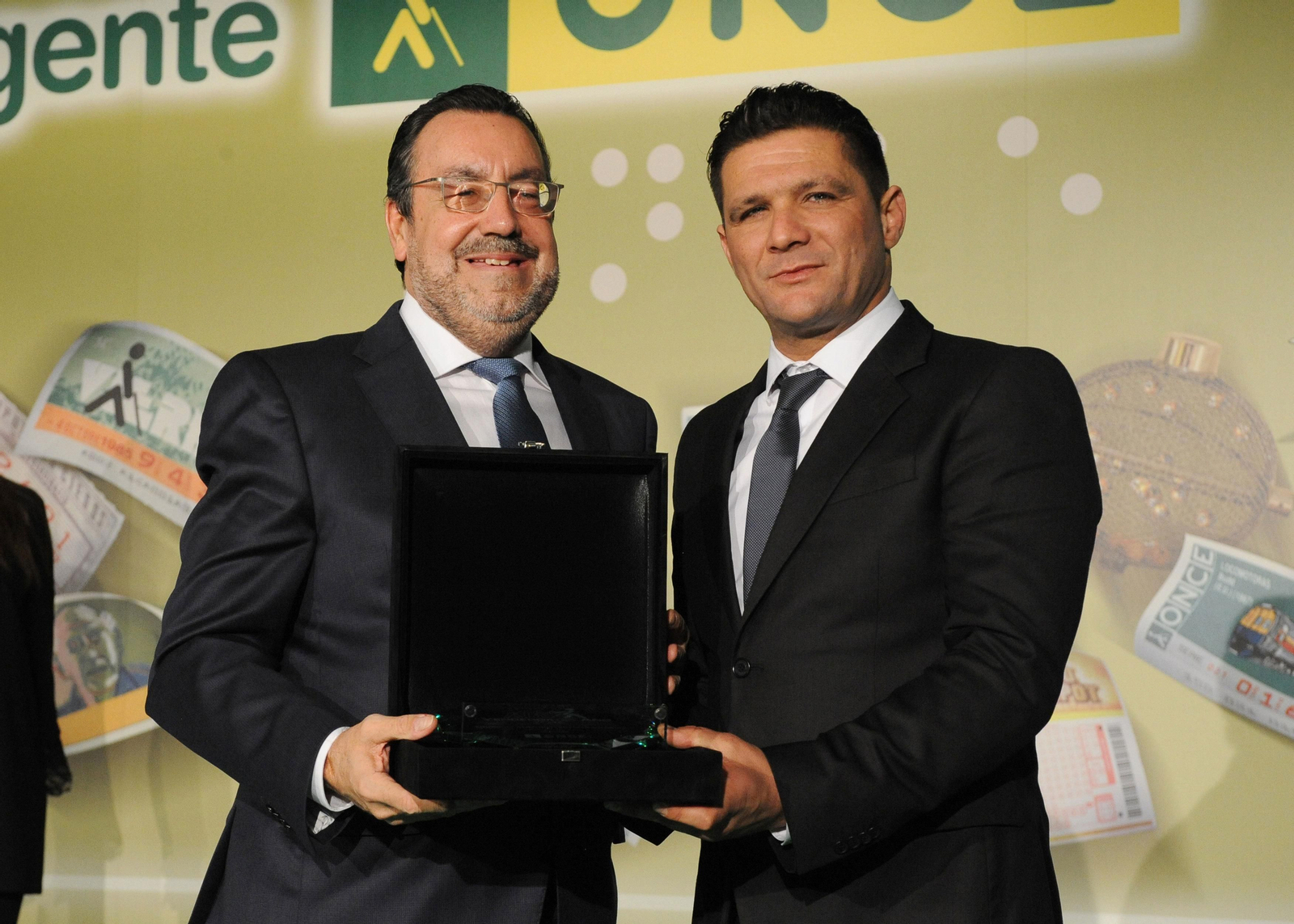 Eduardo Ledesma, a la derecha, recibe el premio.