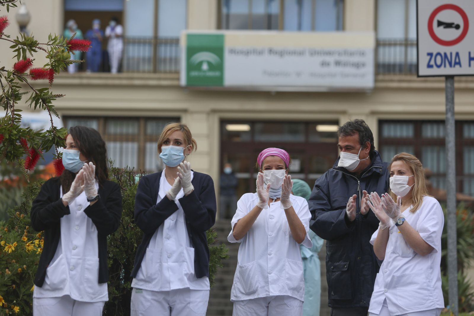 Coronavirus en Málaga: Aplausos que emocionan en el hospital Regional, en fotos