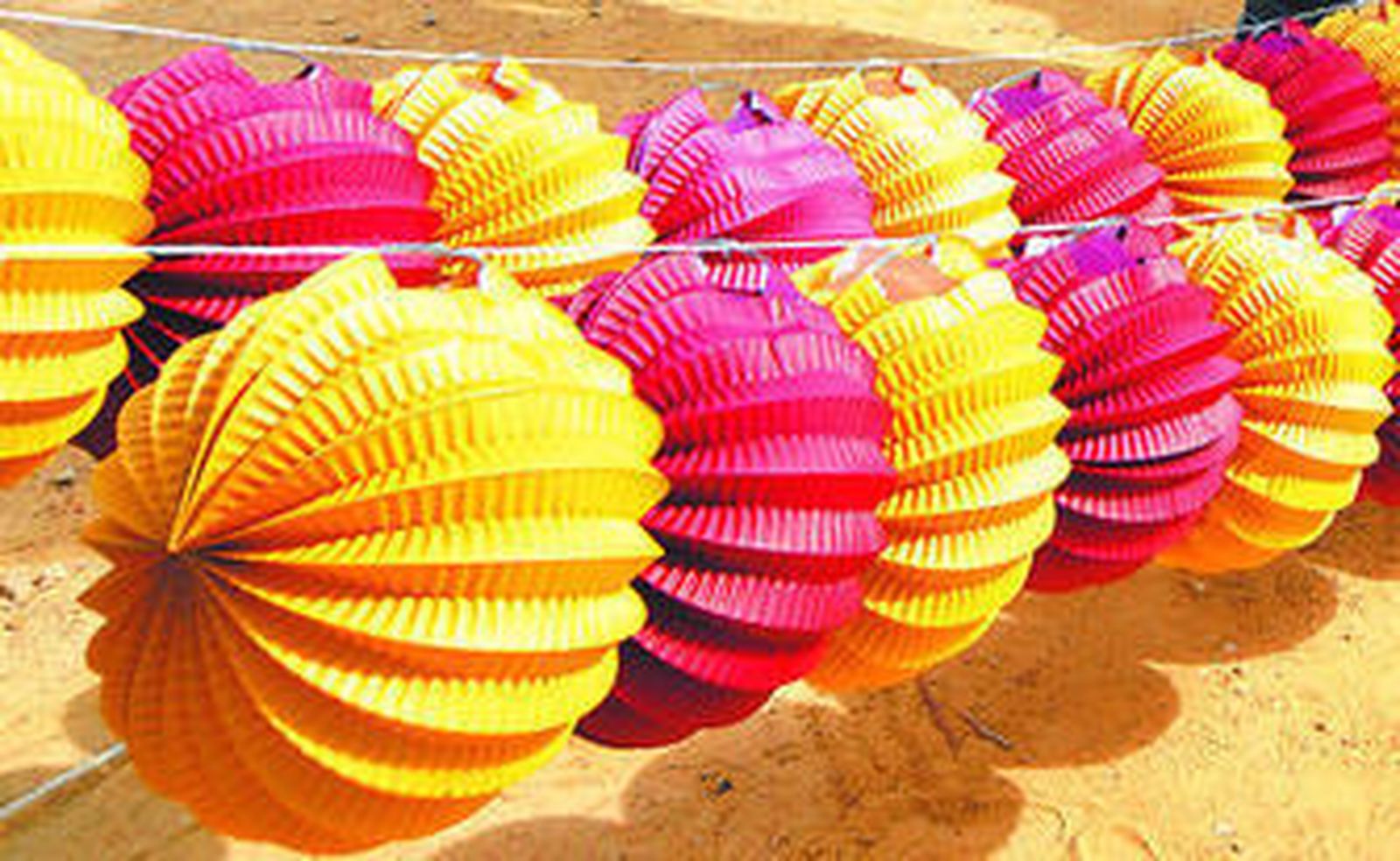 Policías locales y nacionales ayer durante su vigilancia rutinaria en las calles del recinto ferial.