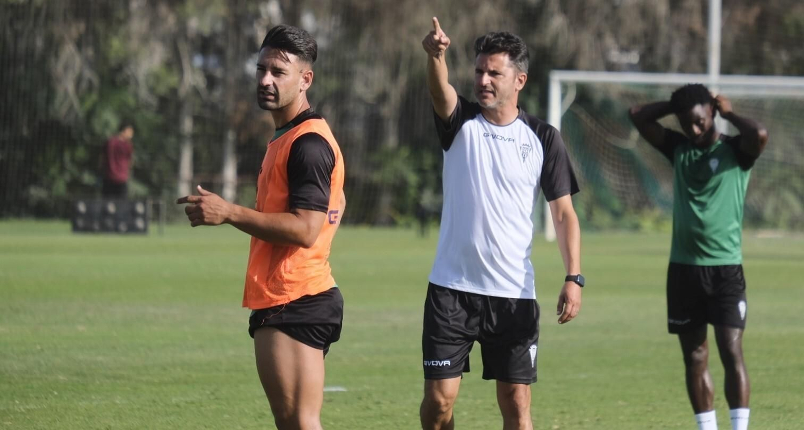 Kike Márquez, junto a Iván Ania, en un entrenamiento del Córdoba CF. Kike Márquez, junto a Iván Ania, en un entrenamiento del Córdoba CF.