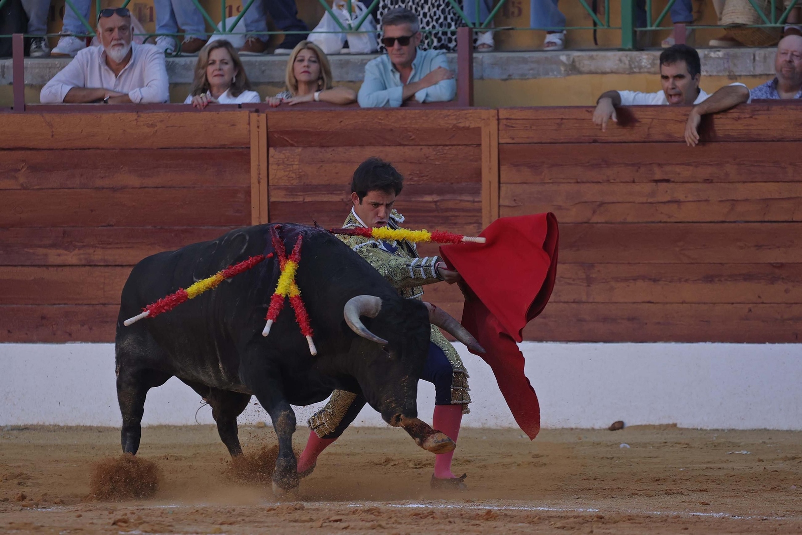 Fotos de la novillada mixta con picadores del sábado de la Feria de La Línea: Ignacio Candelas, Miriam Cabas y Juan Jesús Rodríguez