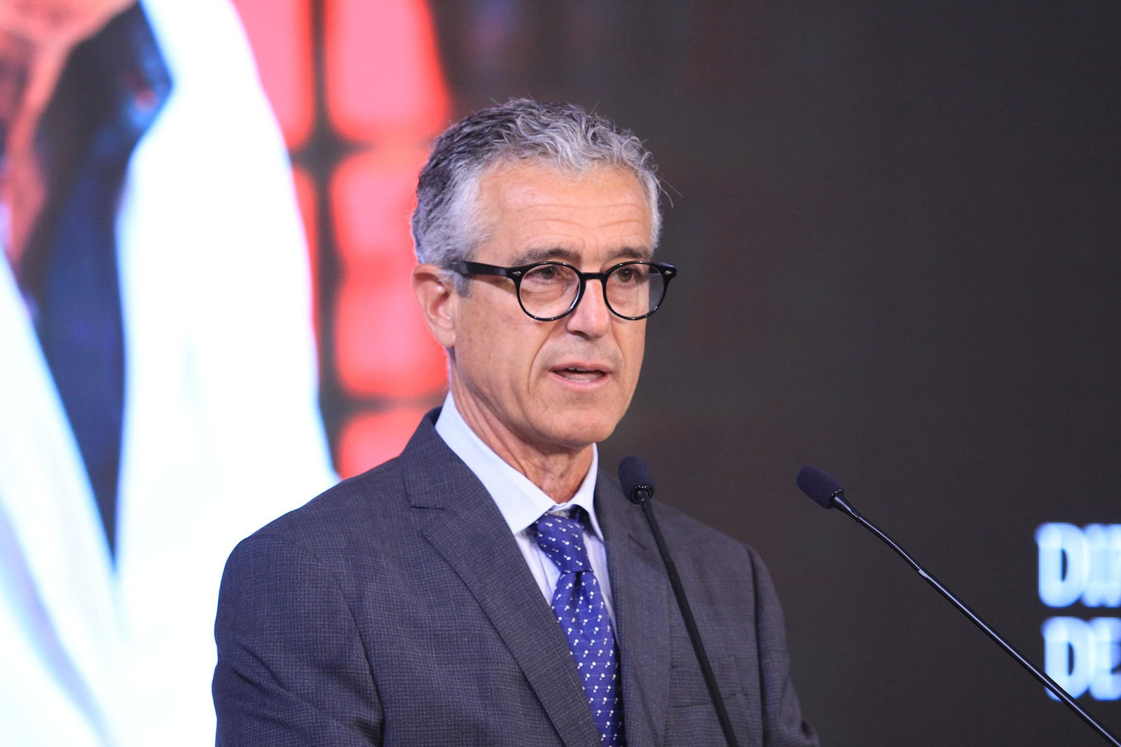 La diputación impone el Escudo de la Provincia a Pedro Caparrós