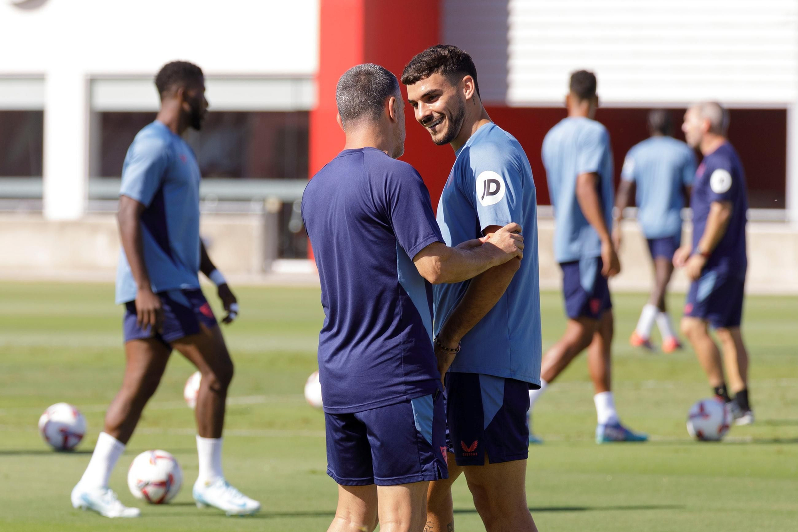 Isaac y García Pimienta dialogan en un entrenamiento.