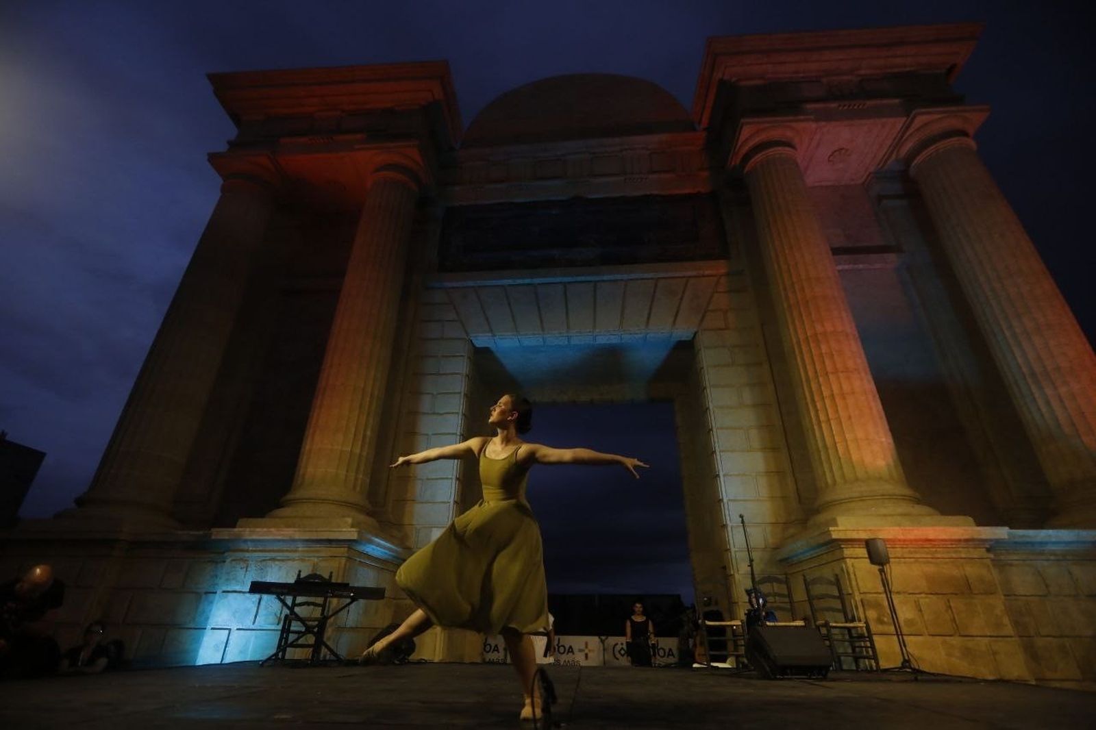 El espectáculo de danza española en la Puerta del Puente de Córdoba, en imágenes