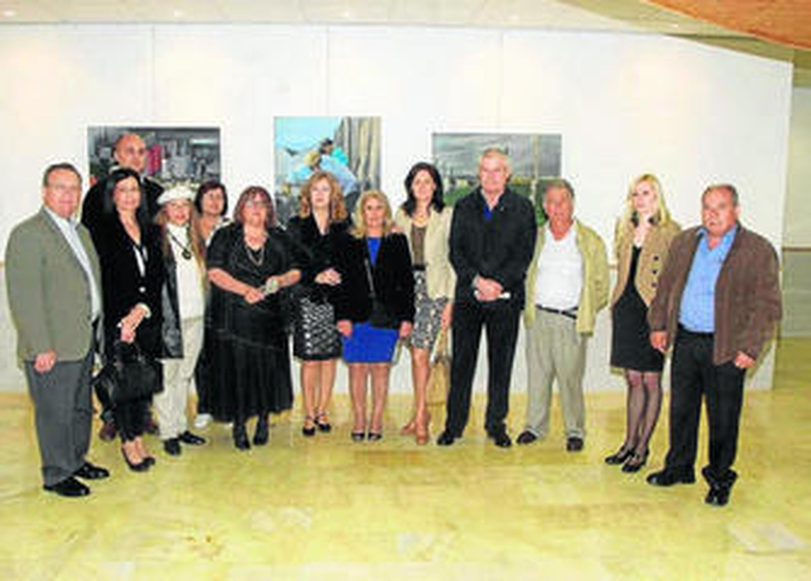 María Dolores Ortega junto a varios concejales y los artistas que muestran su obra.