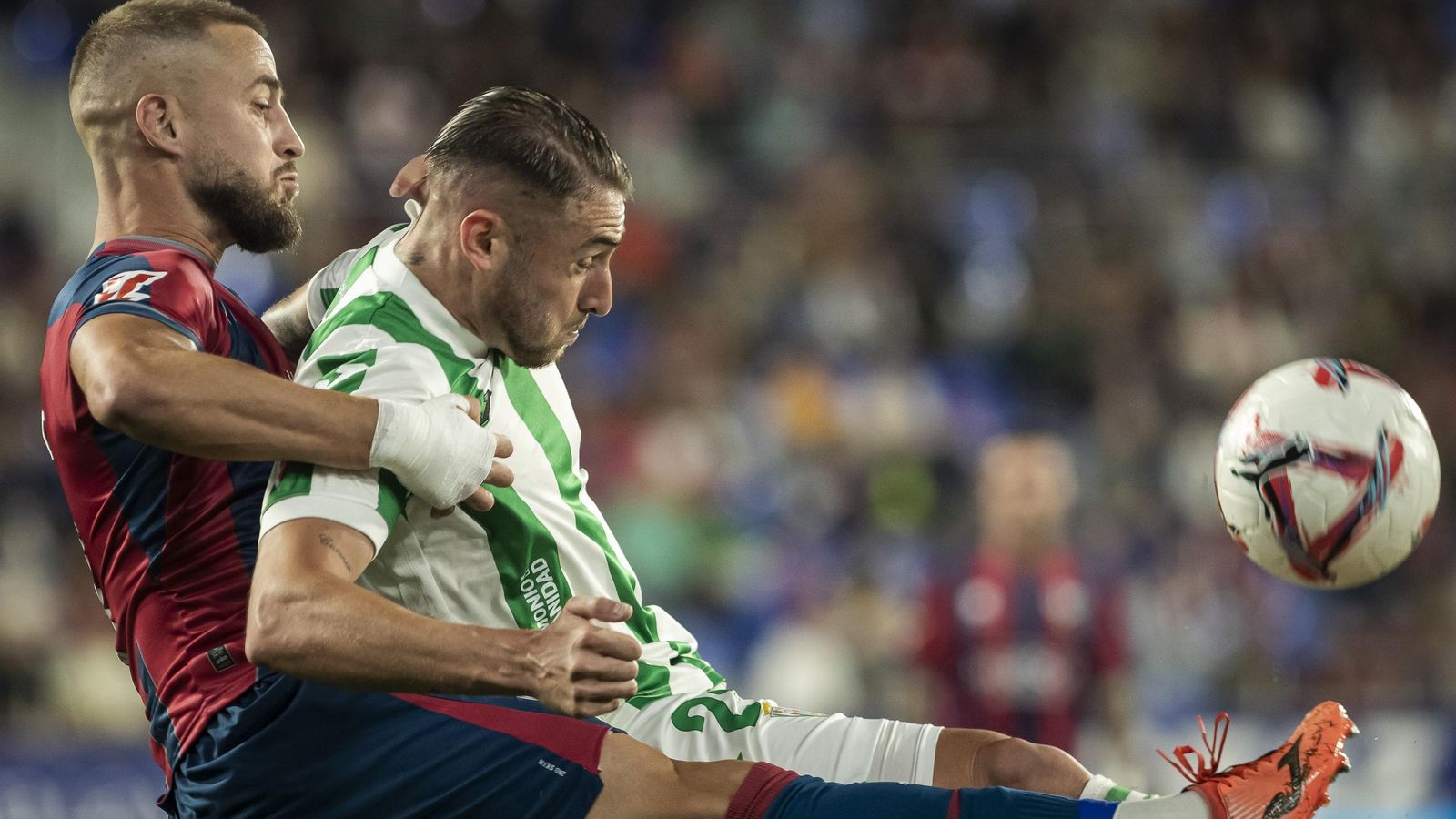 Casas pelea por el balón con Jorge Pulido en el Córdoba CF - Huesca. Casas pelea por el balón con Jorge Pulido en el Córdoba CF - Huesca.