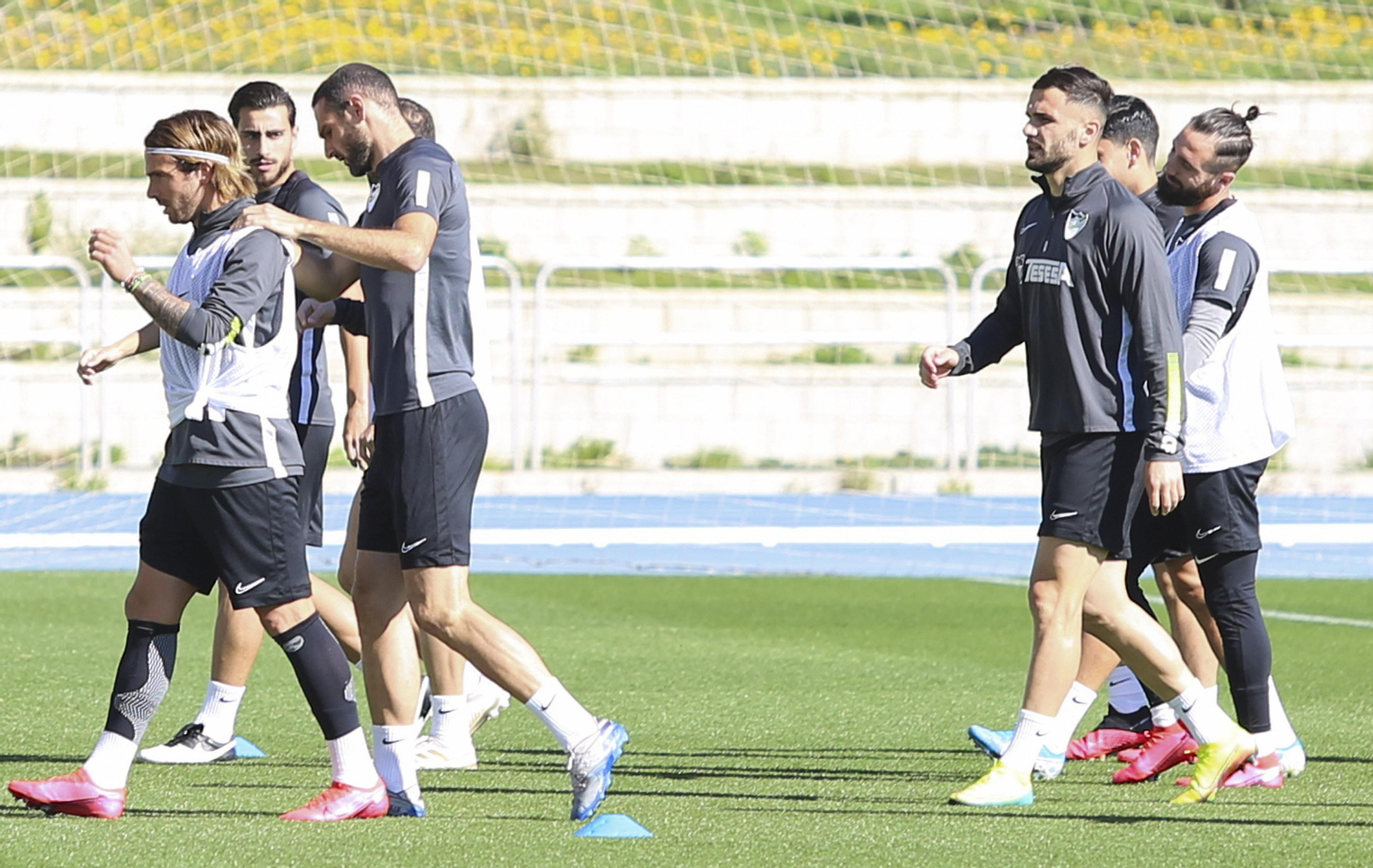 Lombán acompaña a Aarón en el entrenamiento del Málaga.