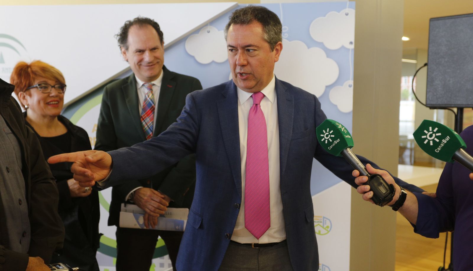 Espadas, inaugurando esta mañana las jornadas sobre la agenda urbana de Andalucía en el Centro de Atención al Visitante, junto al viceconsejero de Medio Ambiente José Luis Garijo y junto a la secretaria general de la Famp Teresa Muela.