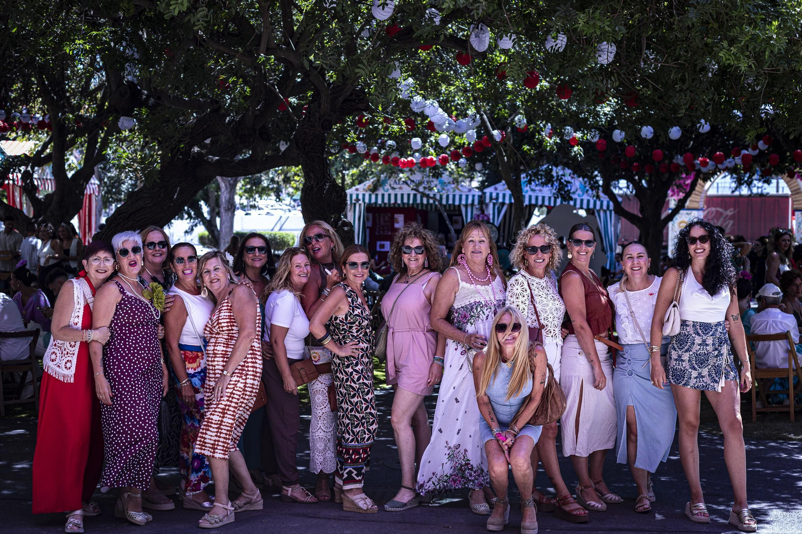 Búscate en las imágenes del Día de la Mujer de la Feria del Carmen y de la Sal de San Fernando