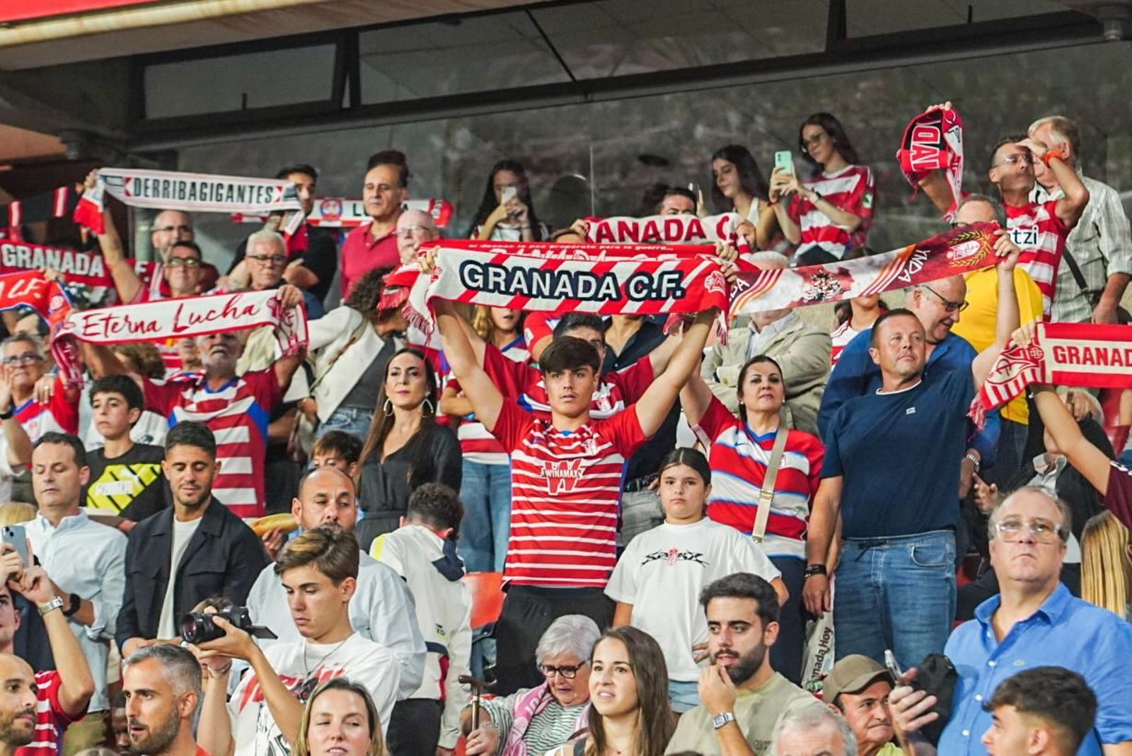 Encuéntrate en la grada de Los Cármenes en el Granada-Málaga