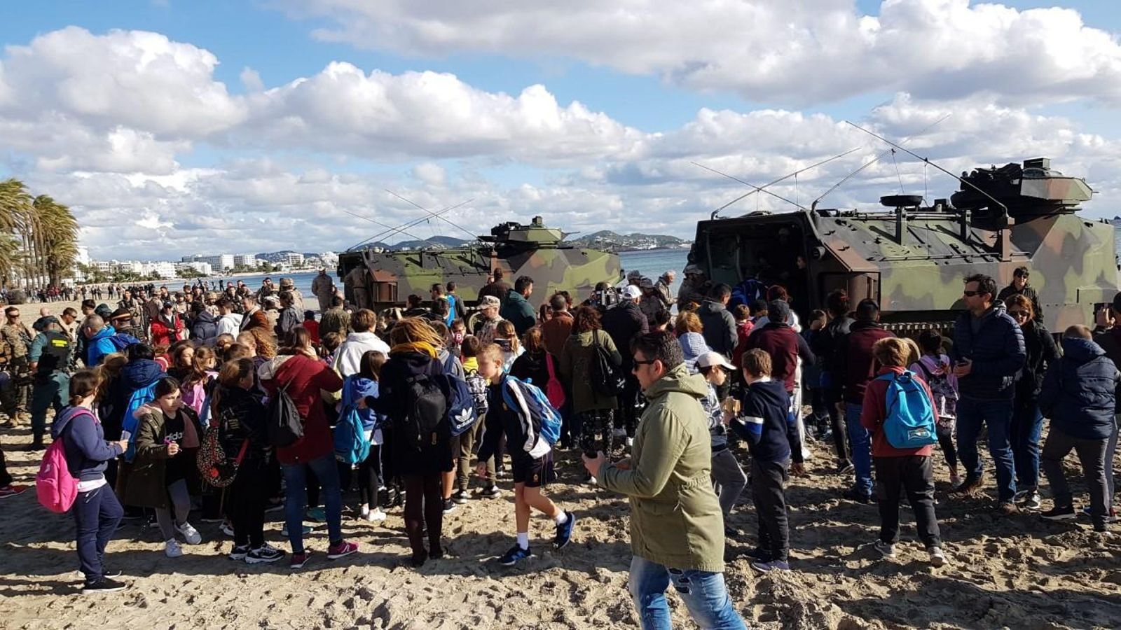 Exposición estática en Baleares con vehículos de Infantería de Marina.