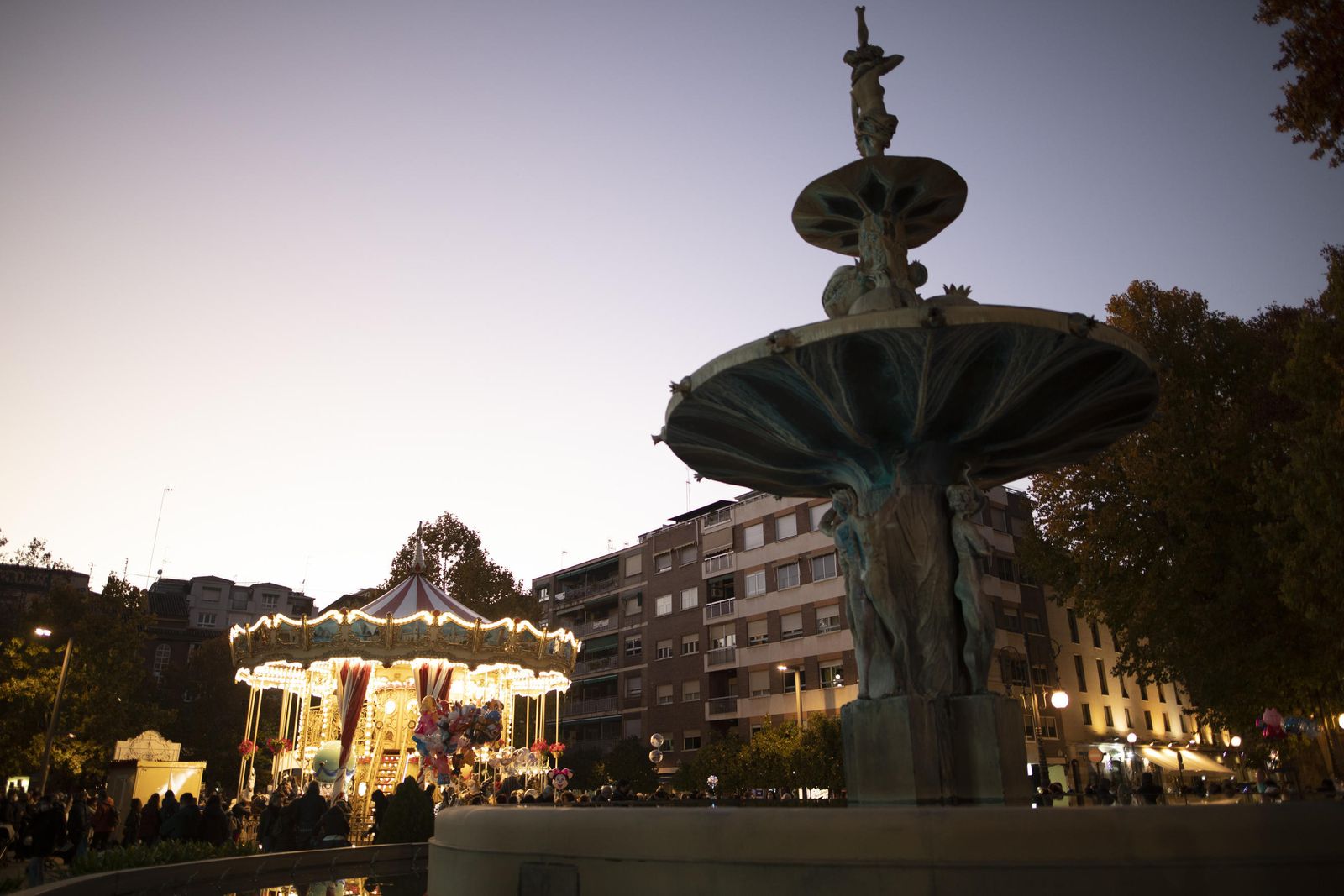 Multitud de visitantes y ambiente navideño en Granada durante el puente, en imágenes