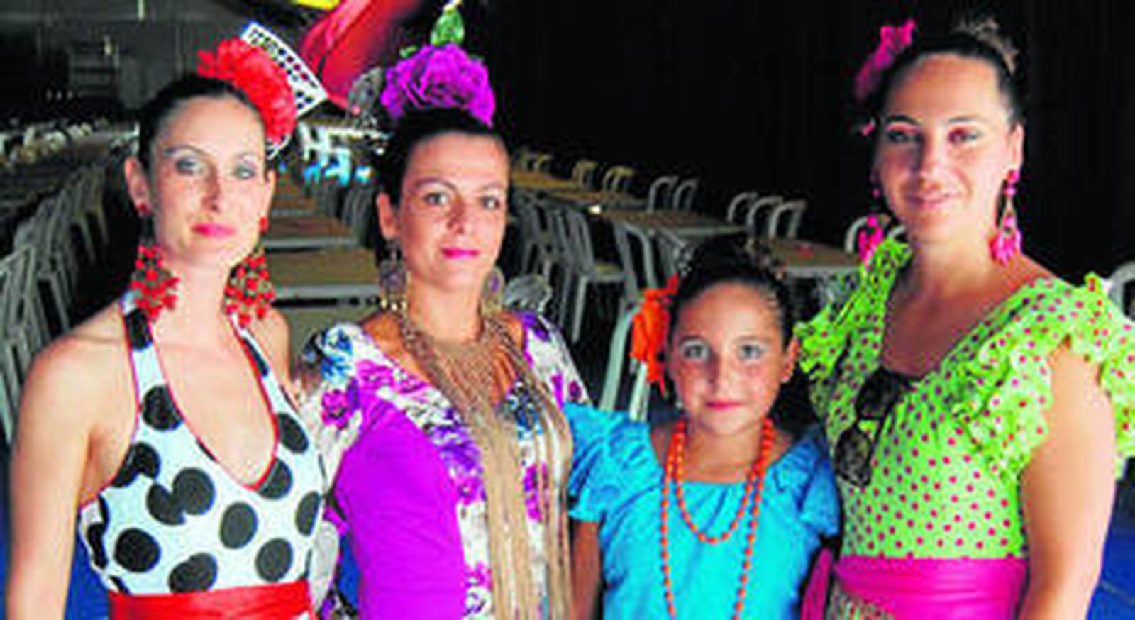 De sevillanas, vestido típico de feria, Verónica Galiano, María del Mar Arrécija y Loli Fornieles.