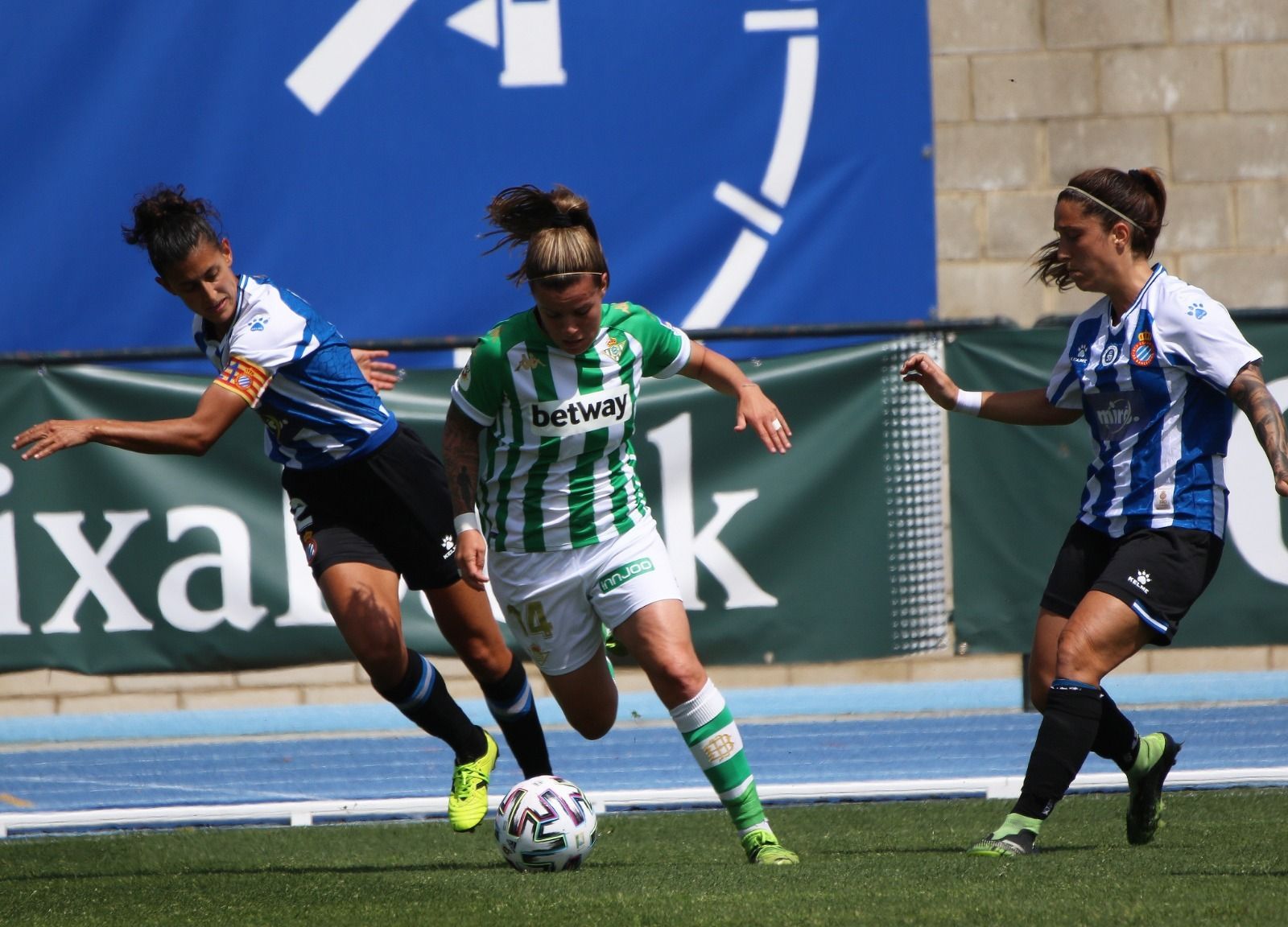 Rosa Otermín trata de zafarse de dos rivales.