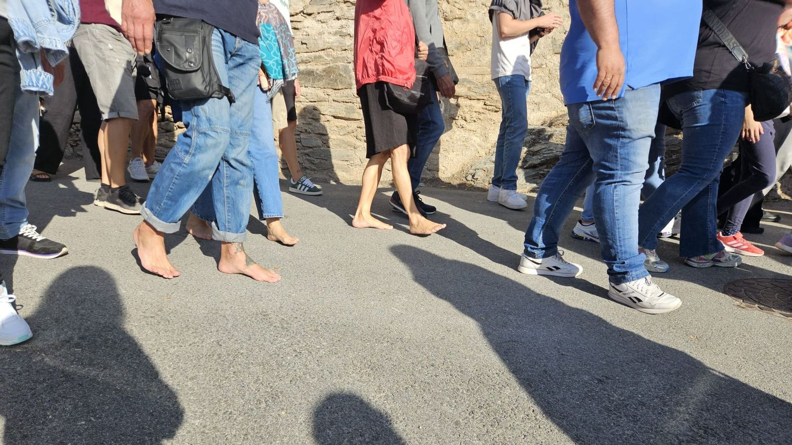 Algunos de los peregrinos han cumplido la promesa de emprender la procesión descalzos.