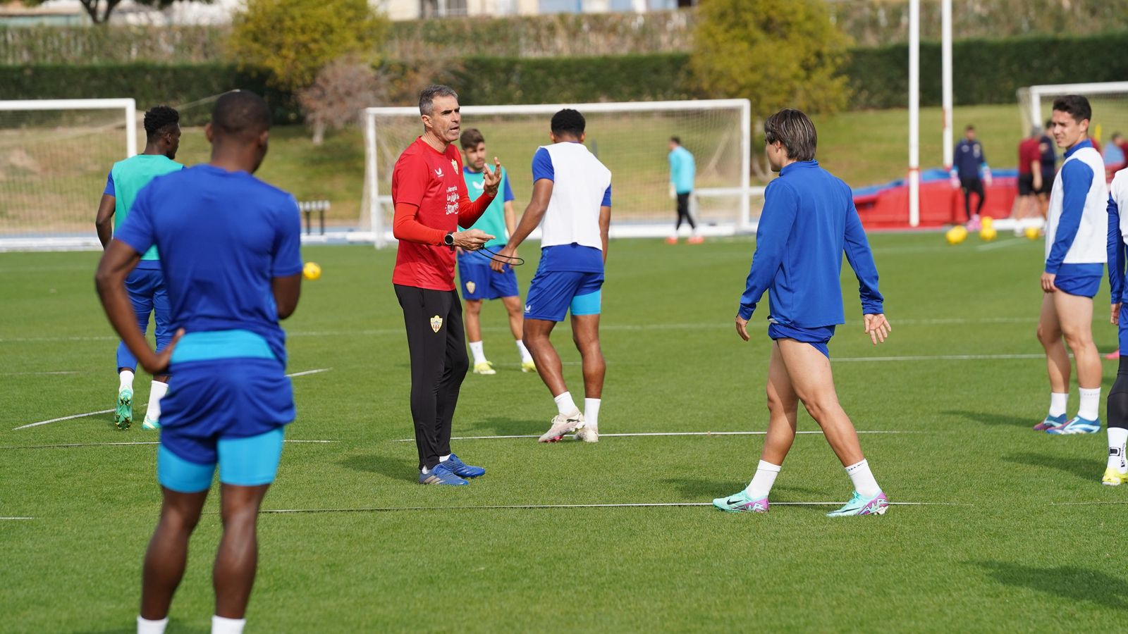 El entrenador rojiblanco dando instrucciones a sus jugadores esta semana.