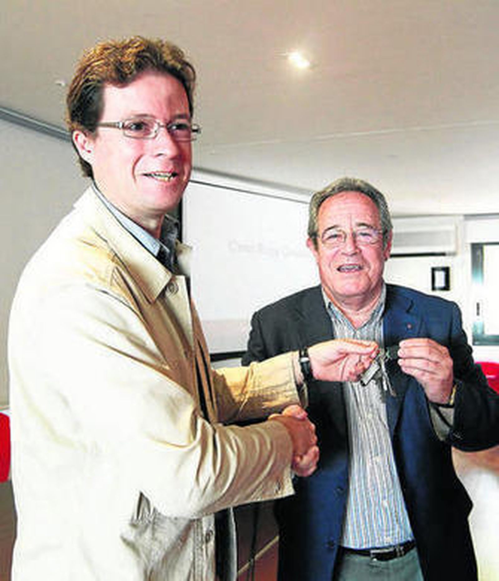 Manuel Morales entrega de las llaves del inmueble a Francisco Escribano.