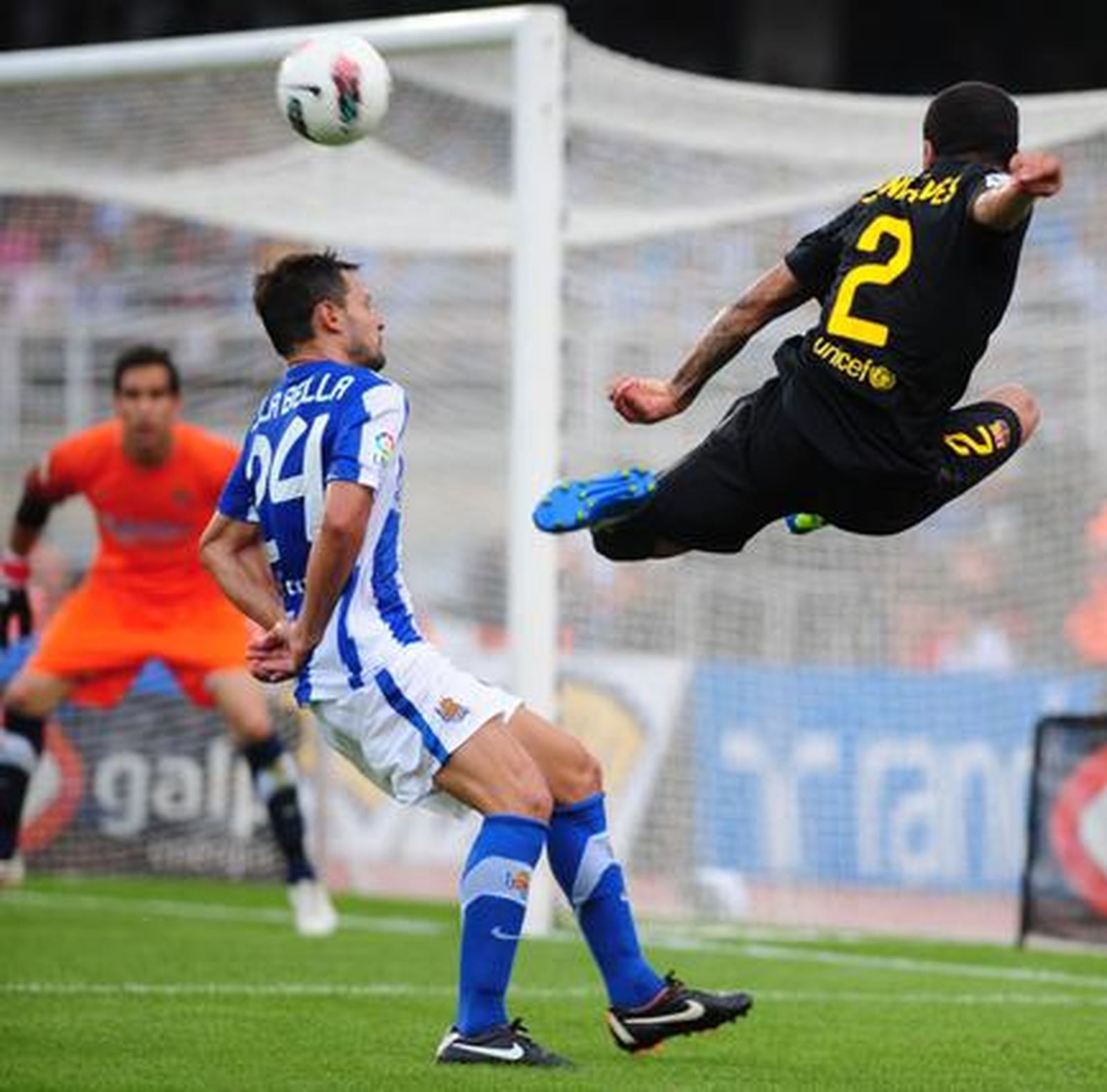 Alves intenta recibir un balón. / AFP