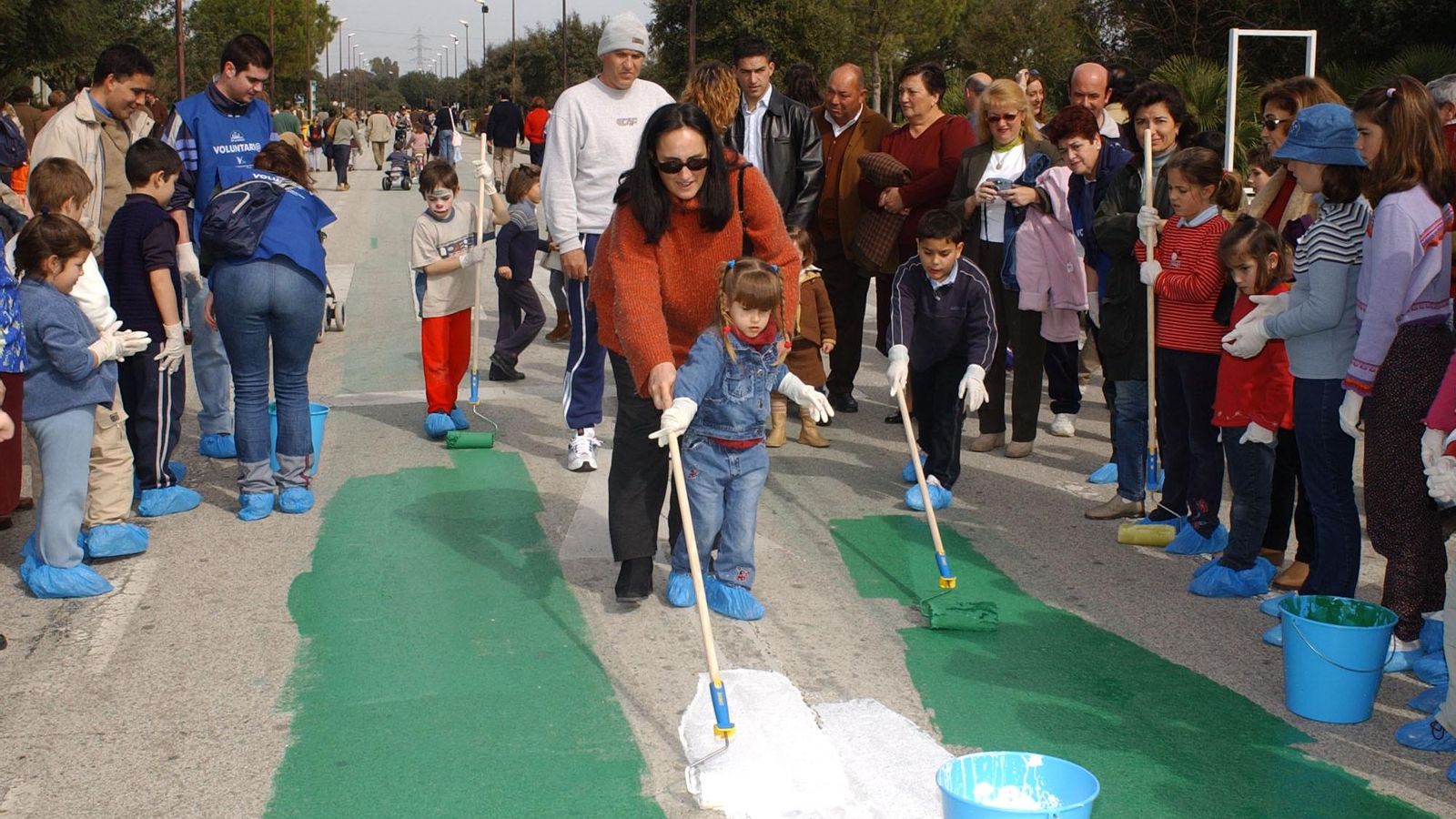Padres y niños pintan la bandera de Andalucía en el Alamillo.