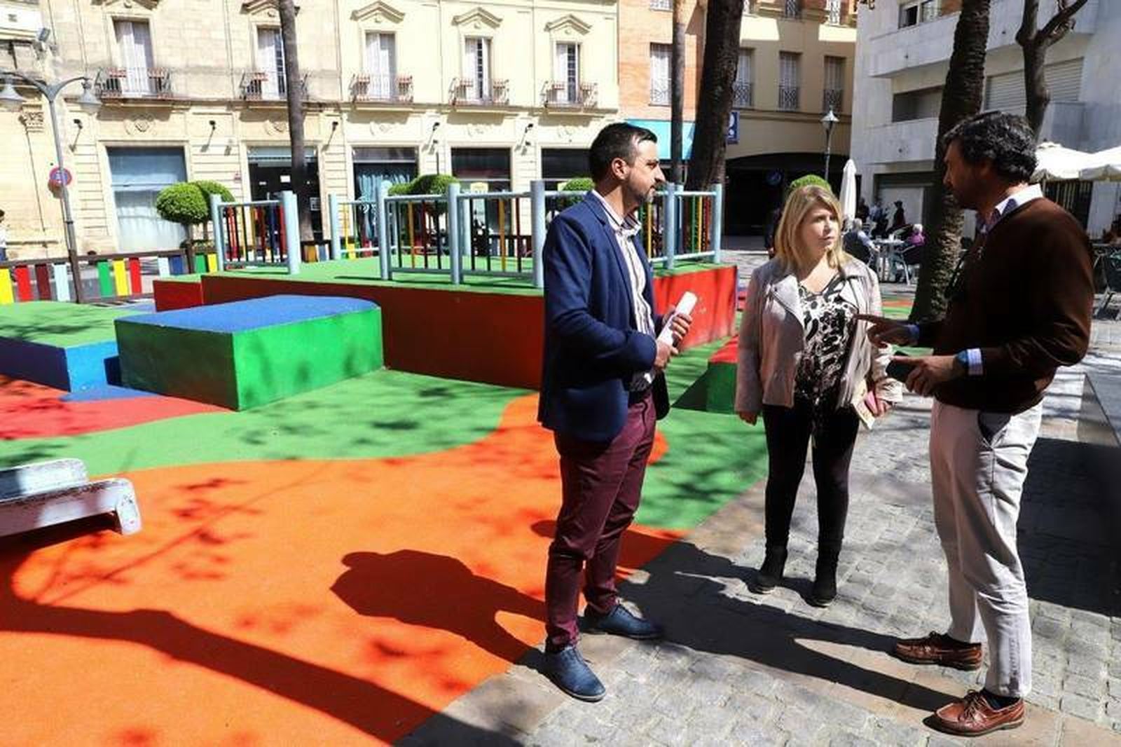 La alcaldesa y José Antonio Díaz, en el parque infantil de la plaza del Progreso.