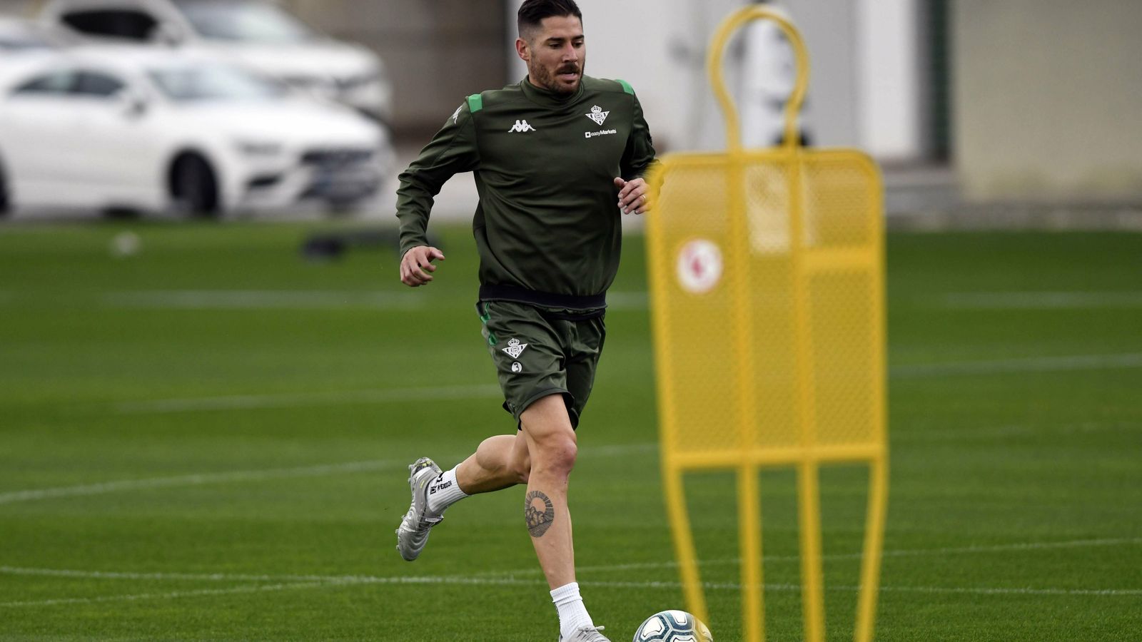 Javi García conduce el balón en el entrenamiento.