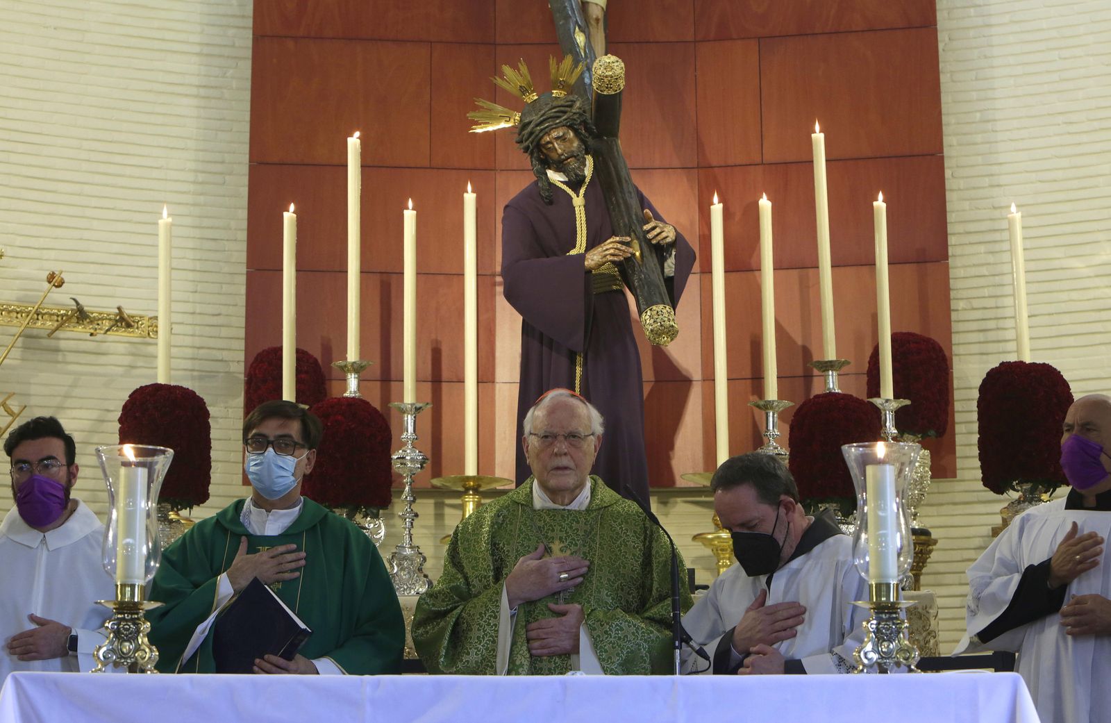 Carlos Amigo Vallejo junto al Señor del Gran Poder en la parroquia de la Candelaria.