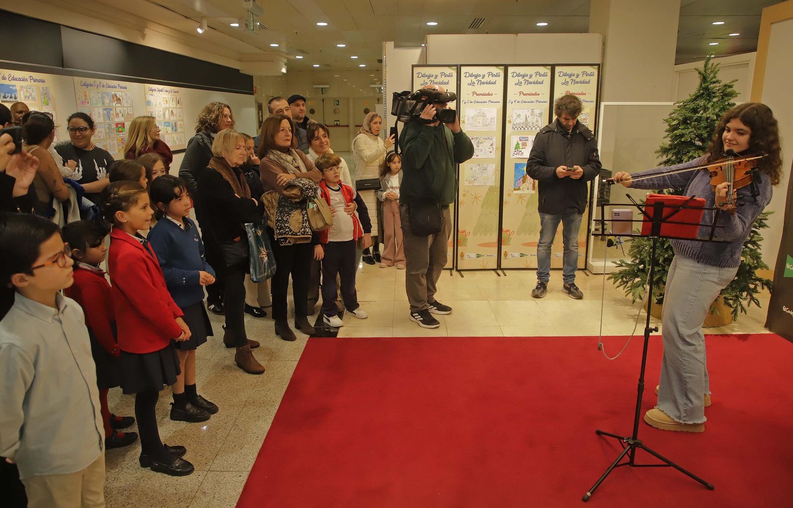 Fotos de la entrega de los premios Pinta y dibuja la Navidad en El Corte Inglés de Algeciras