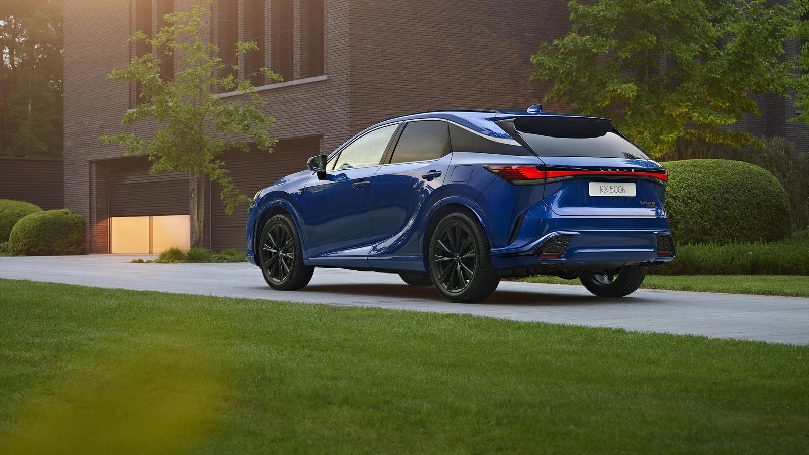 El RX 500h es, gracias a su motor de gasolina sobrealimentado, el más potente de estos Lexus de nueva generación que se pondrá a la venta en Europa.