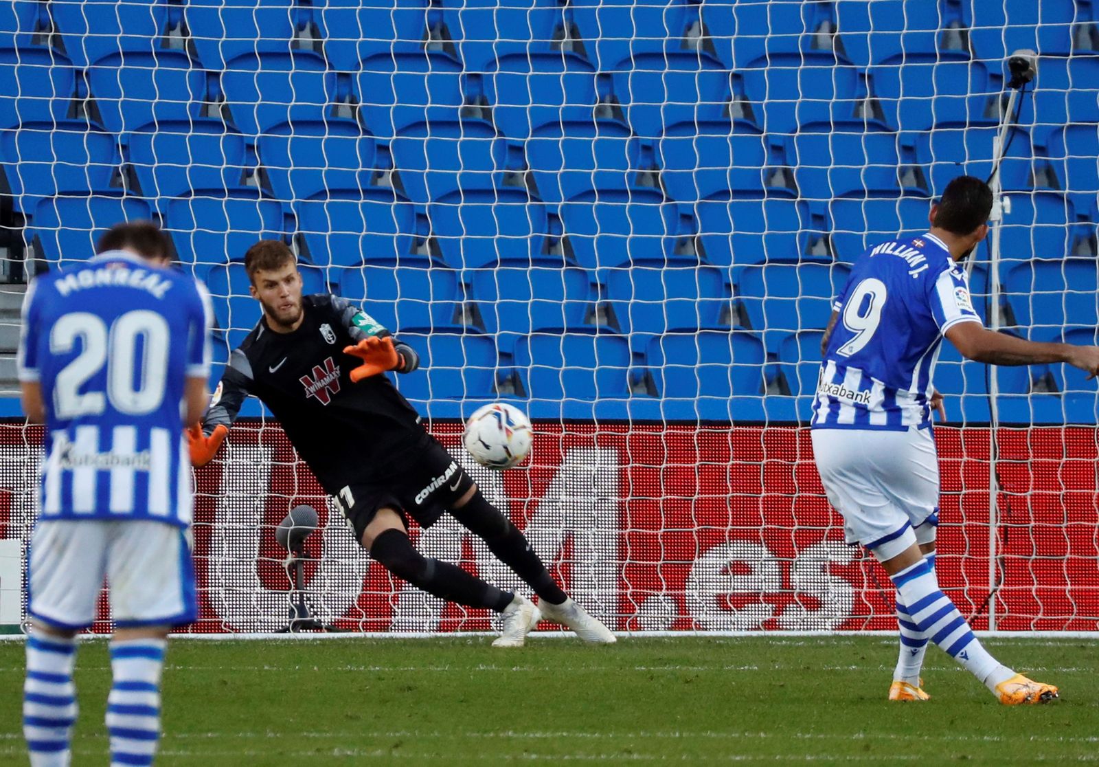 Momento en el que Ángel detiene el penalti a Willian José.