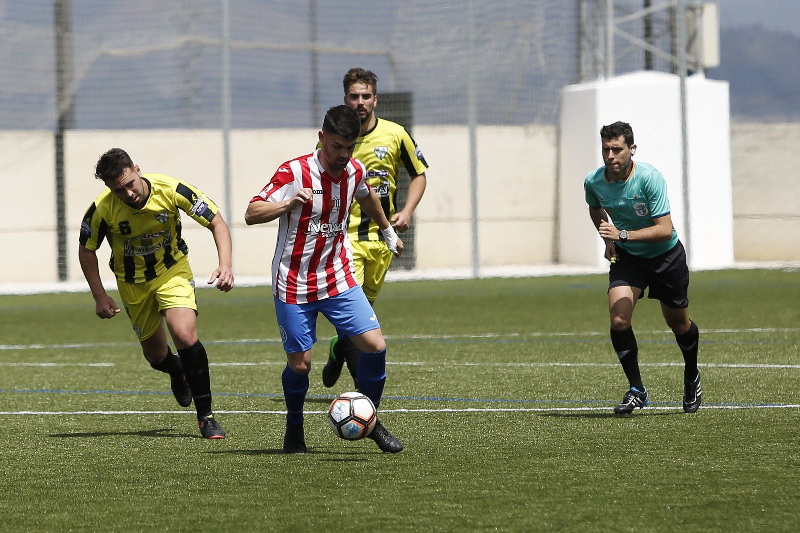 Un jugador del Arenas inicia un ataque en el partido de ayer contra el Malaka.