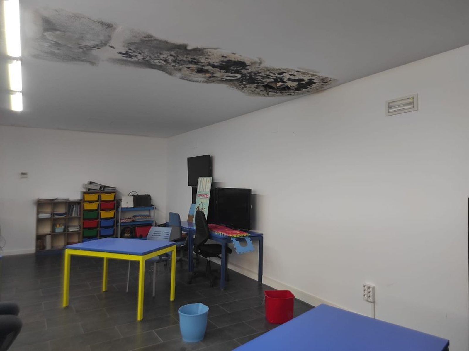 Humedades en uno de los edificios municipales.