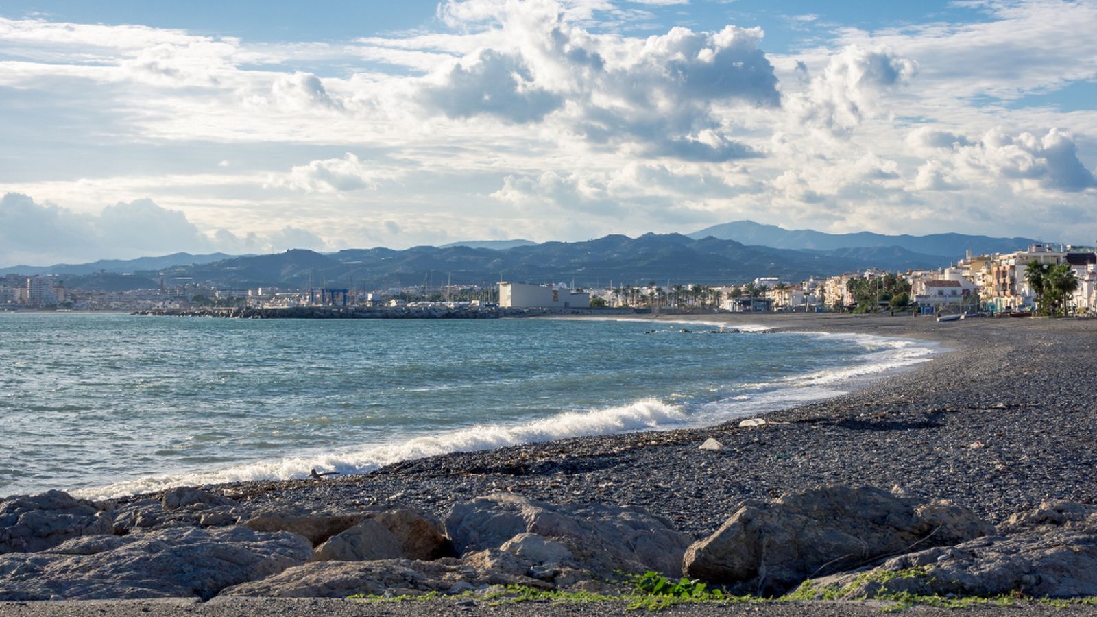 La playa de Algarrobo, en el municipio del mismo nombre.