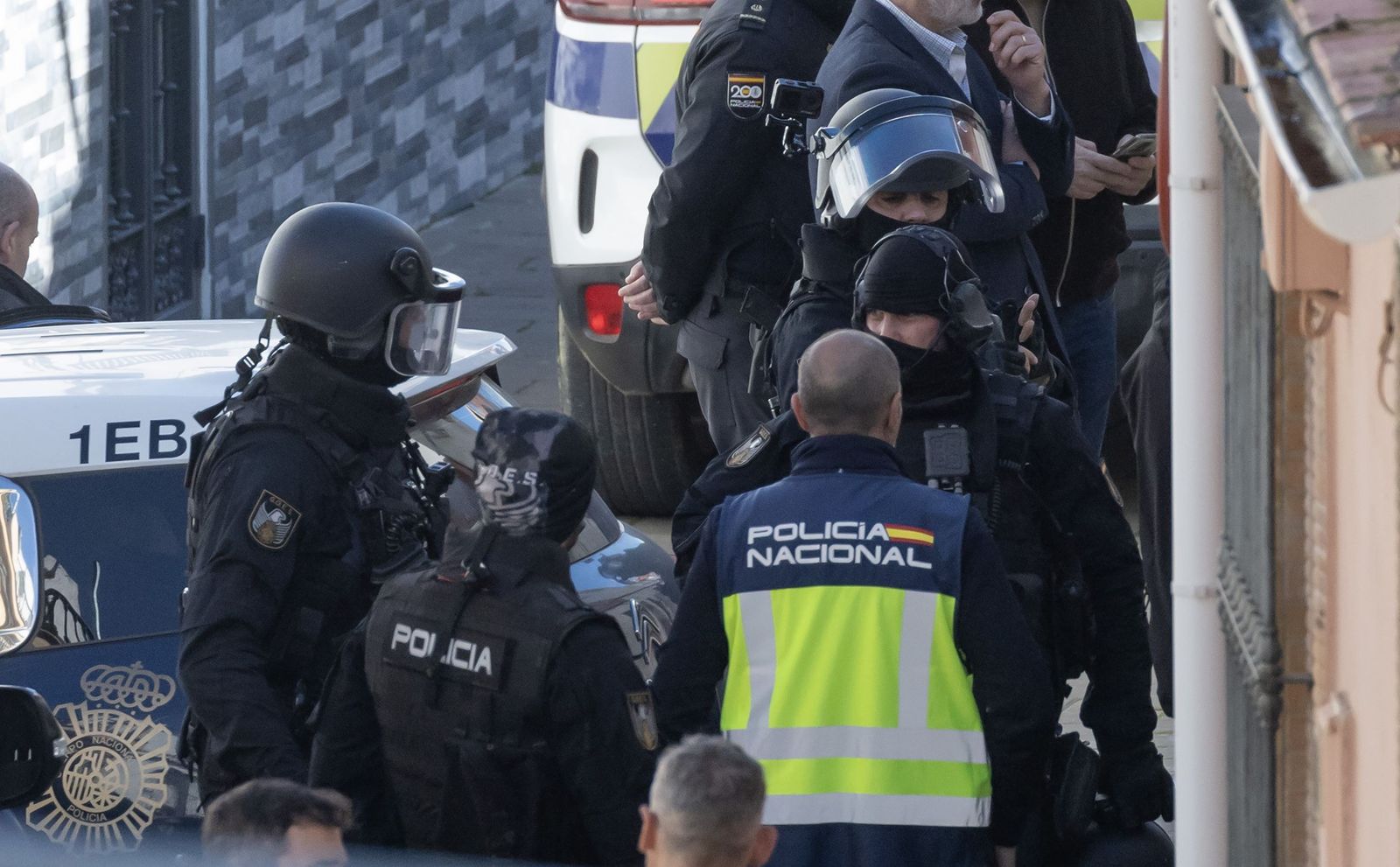 Las imágenes del despliegue policial por un hombre que se ha atrincherado en Camas