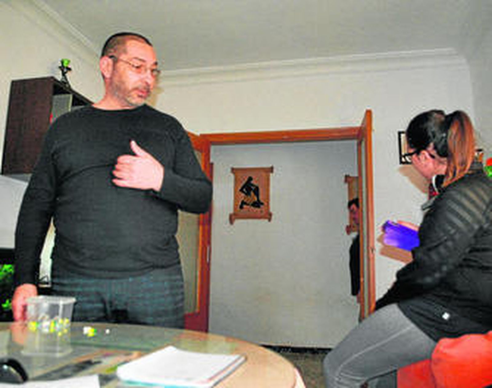 Rafael Rodríguez, en su hogar de Huelva, junto a parte de la medicación que actualmente toma.