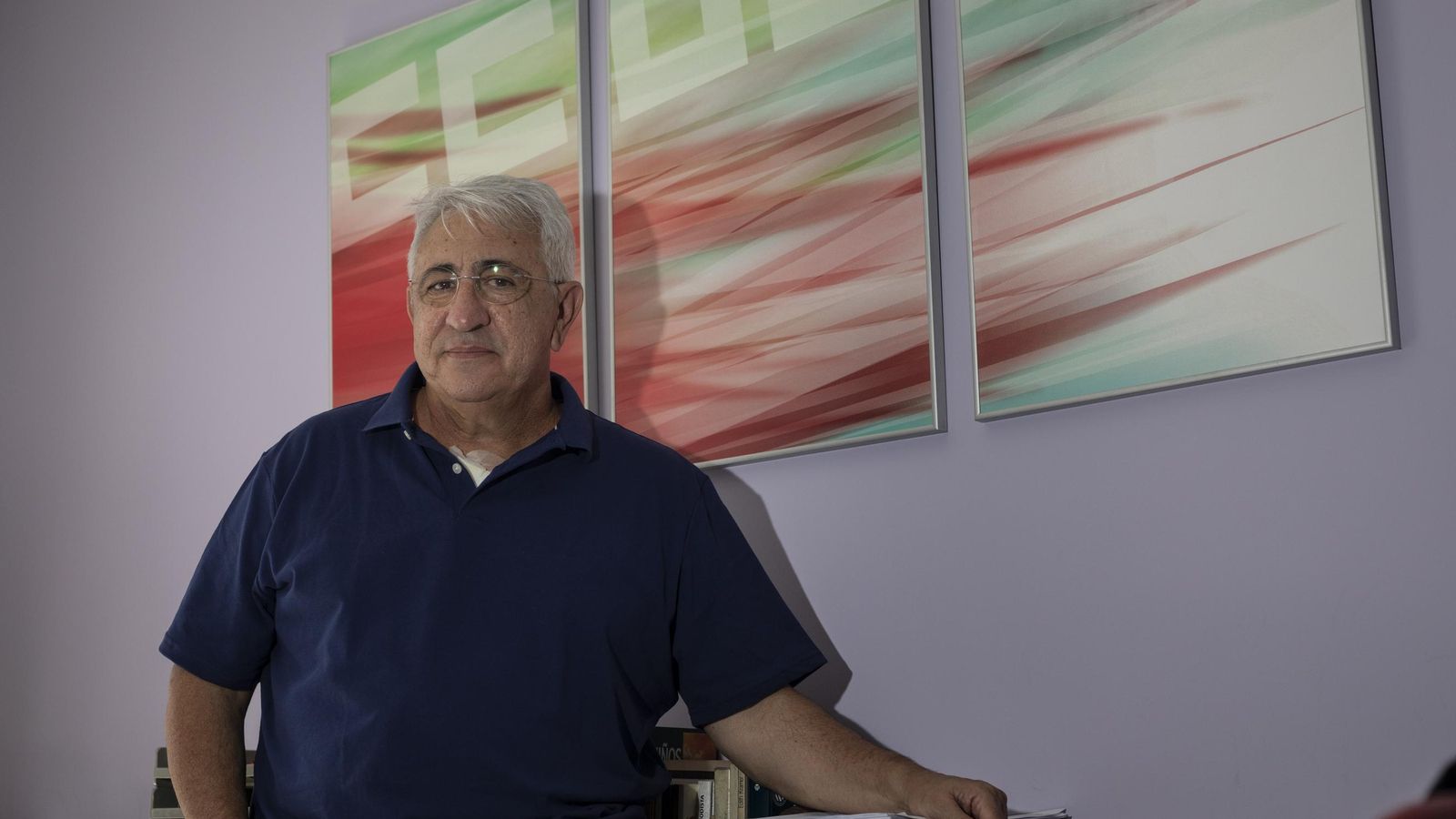 El sindicalista posa en su despacho frente a un cuadro de CCOO.
